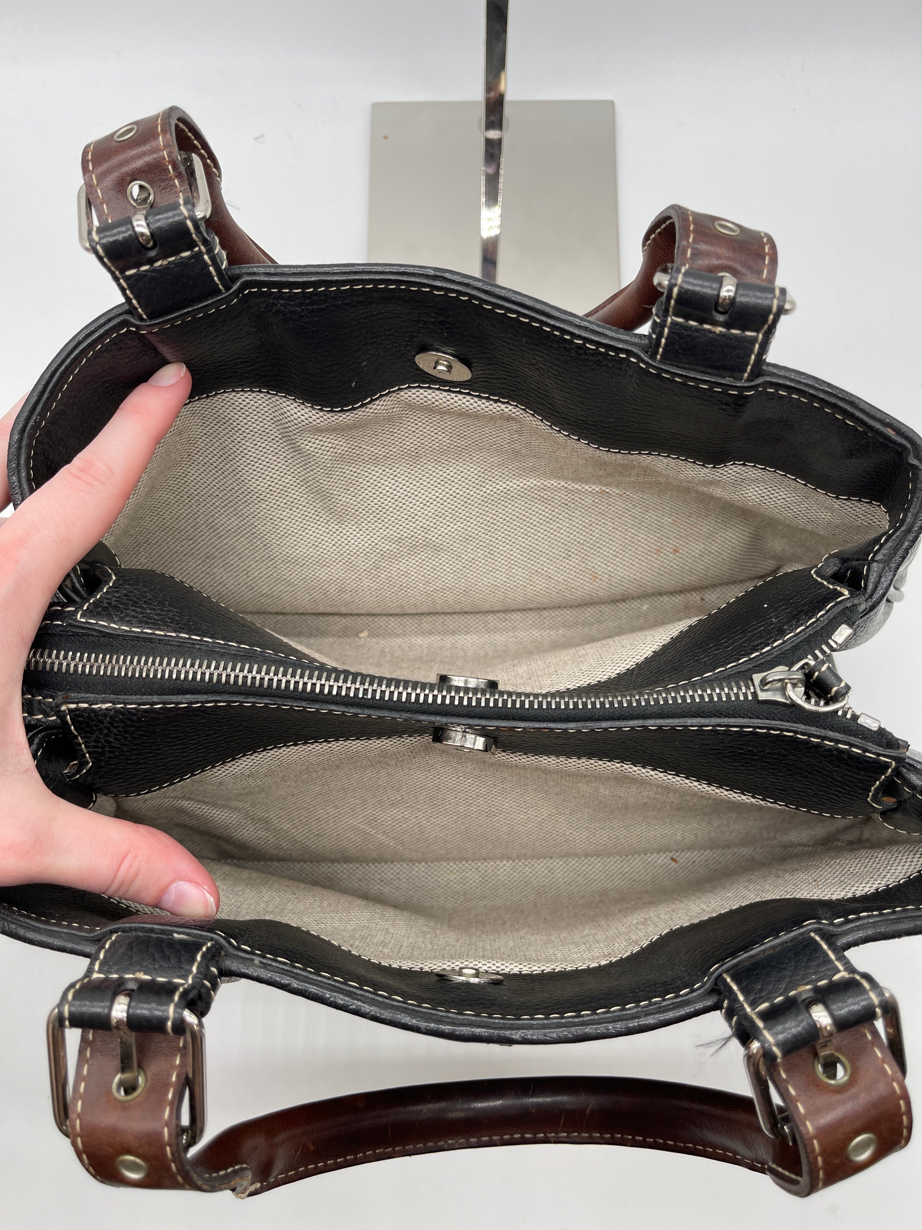 Handbag Designer Dooney And Bourke. Size Medium