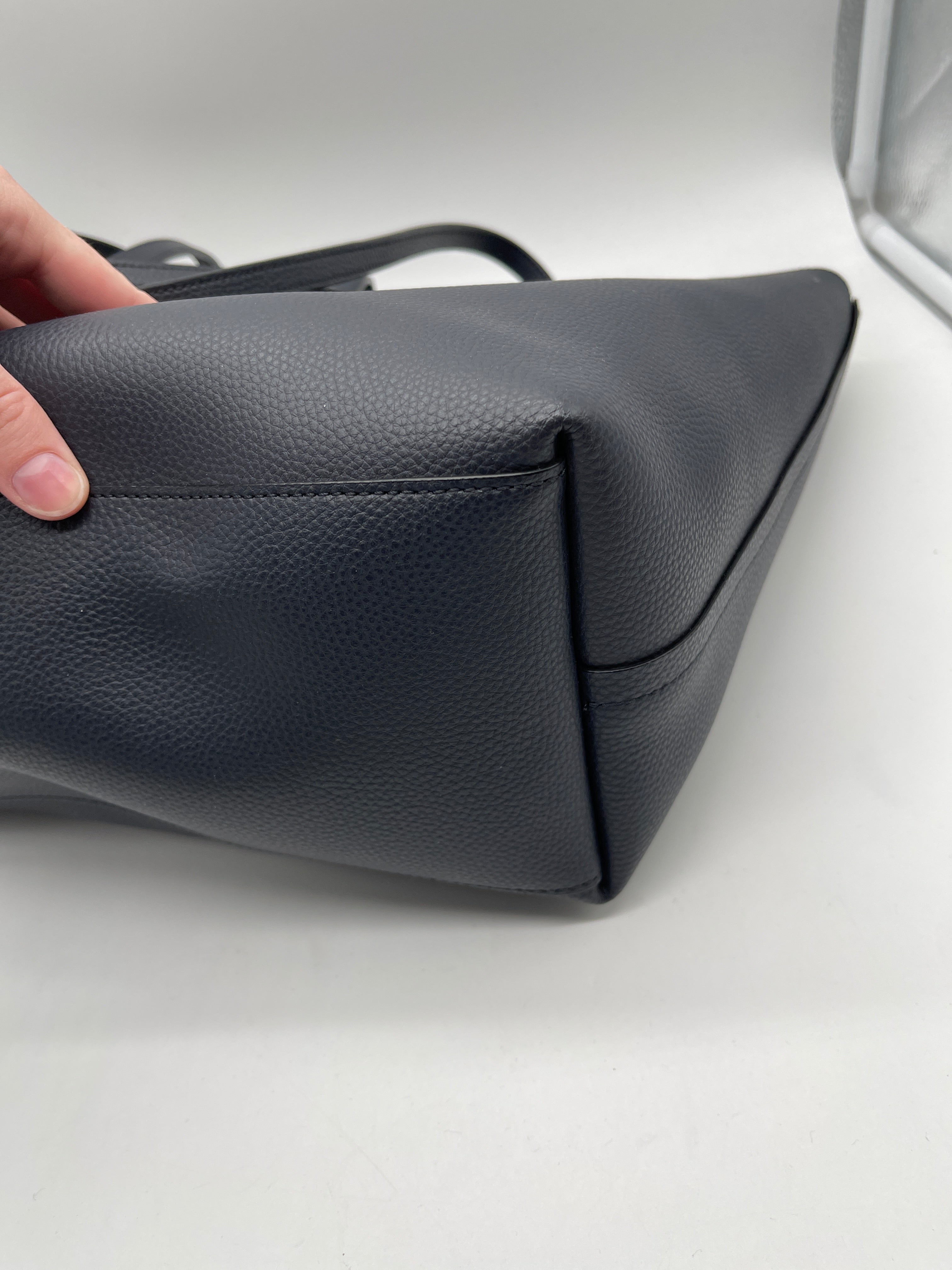 Handbag Designer By Coach. Size: Large