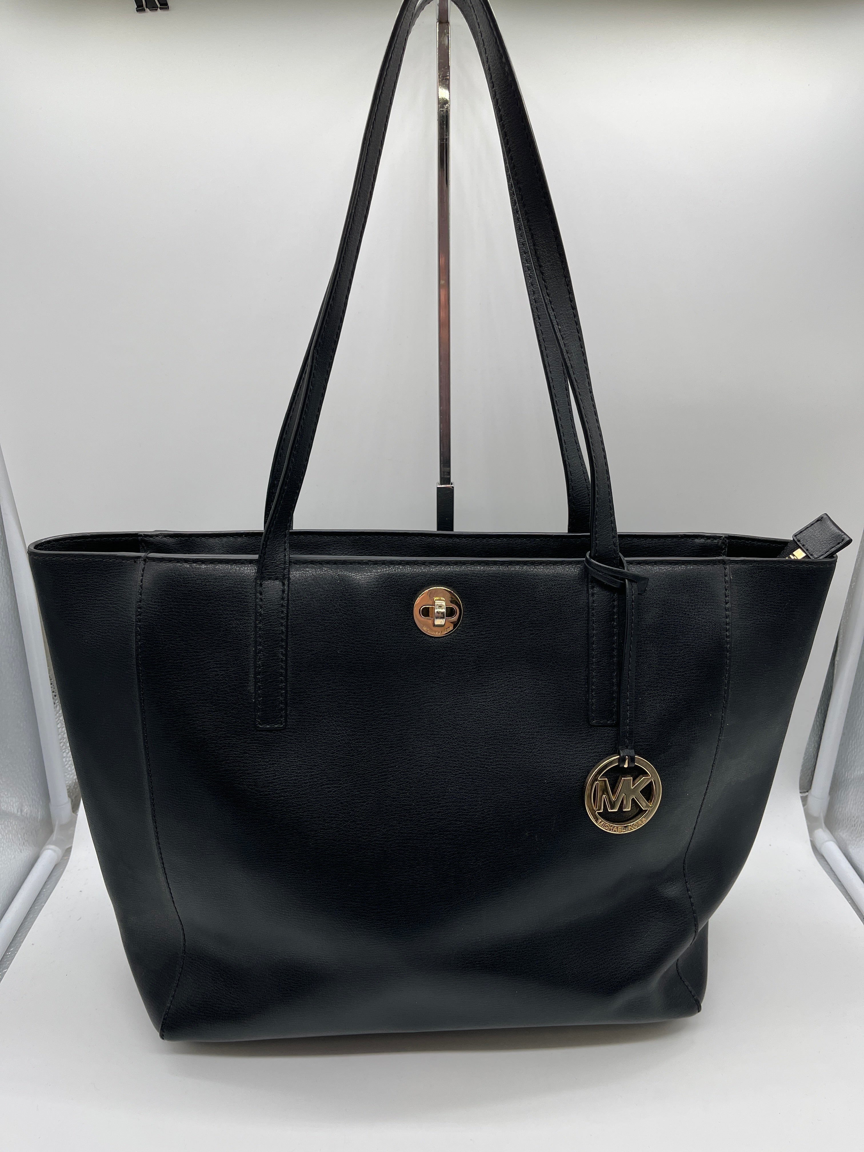 Handbag Designer By Michael Kors. Size: Large