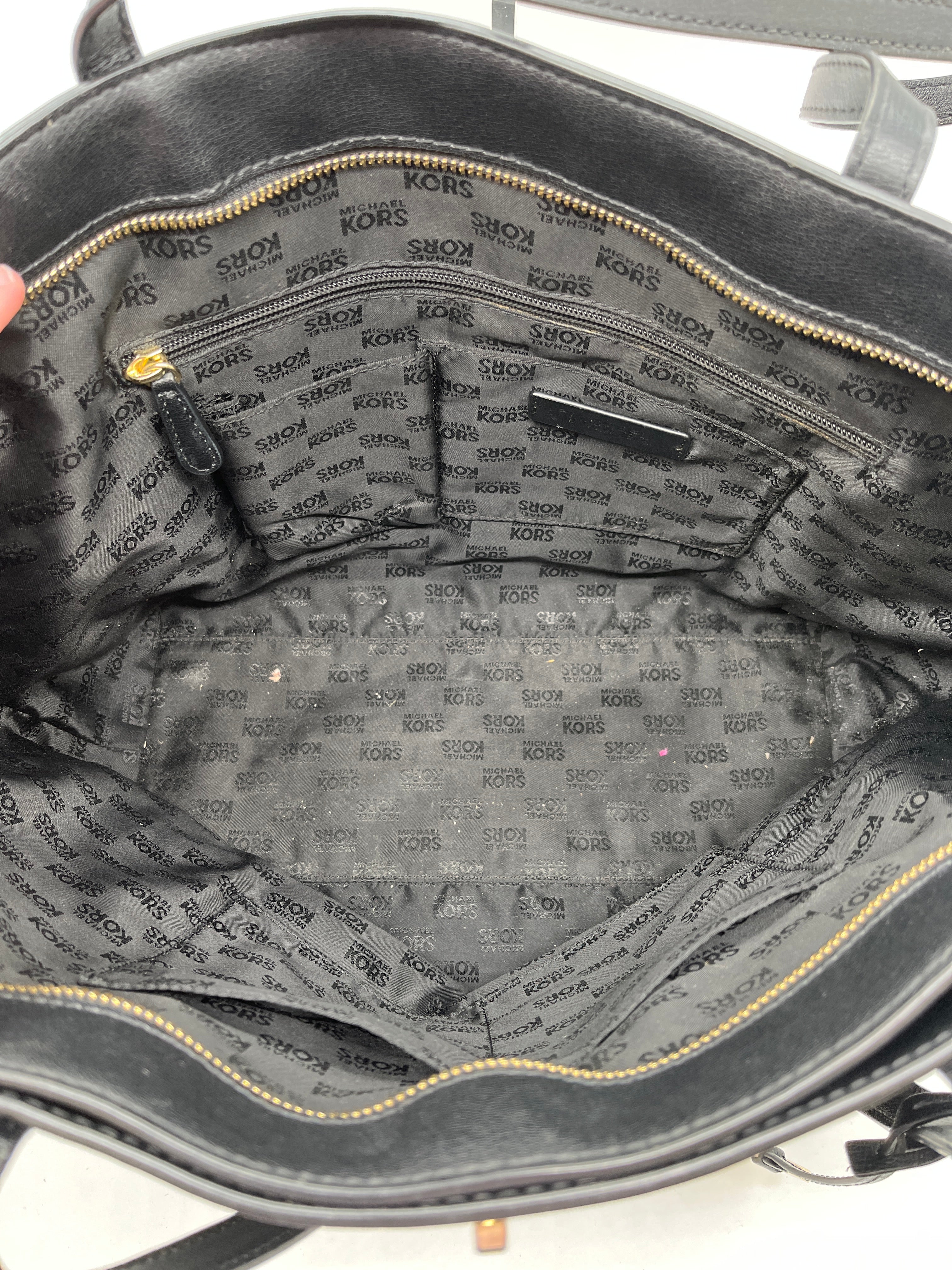 Handbag Designer By Michael Kors. Size: Large