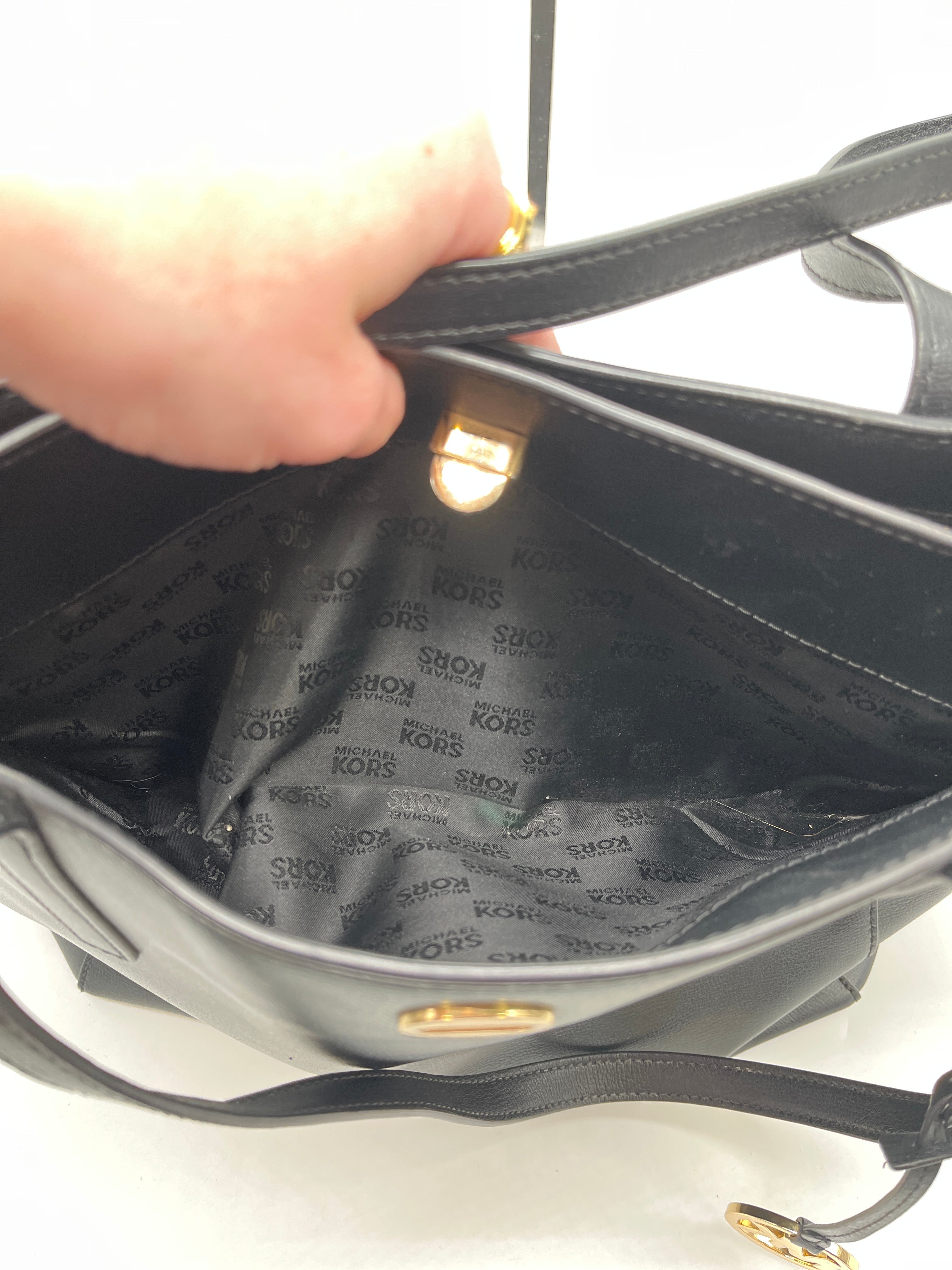 Handbag Designer By Michael Kors. Size: Large