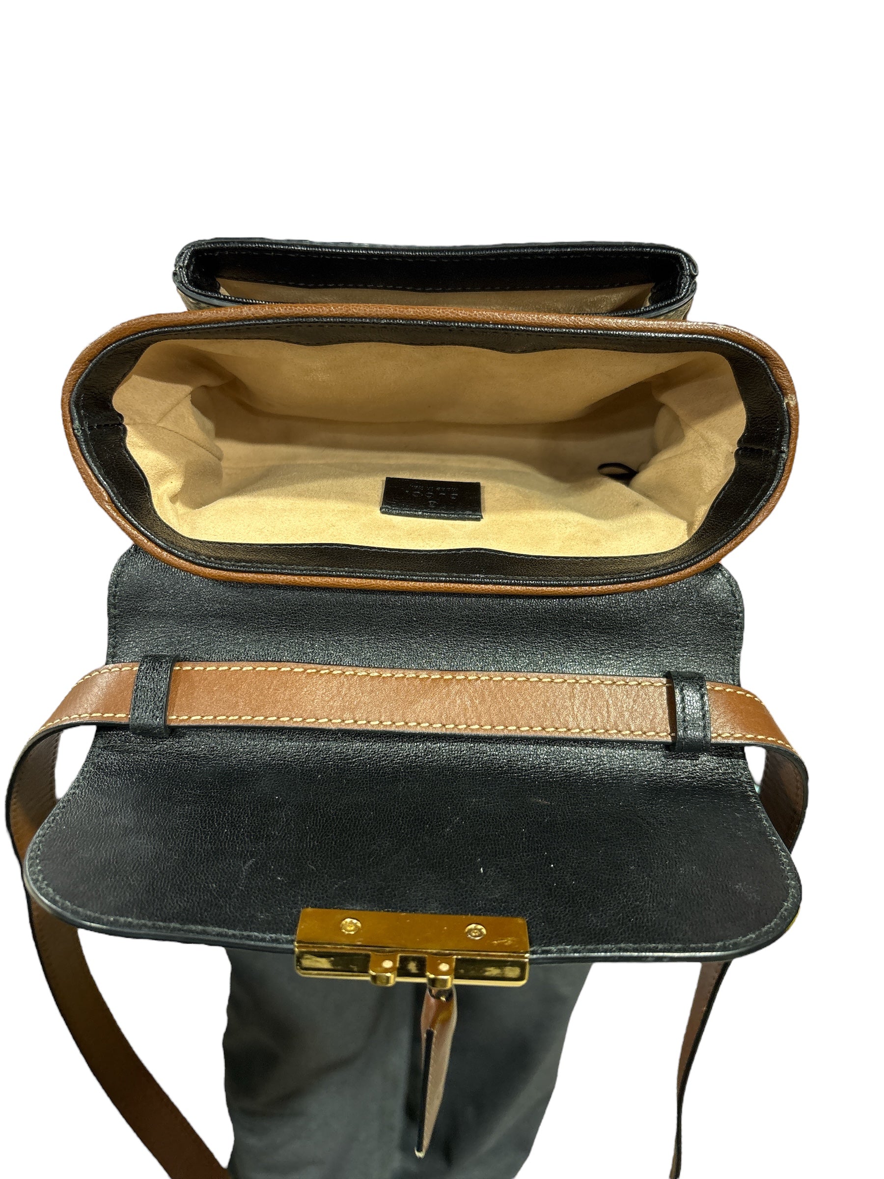 Handbag Luxury Designer By Gucci. Size: Small