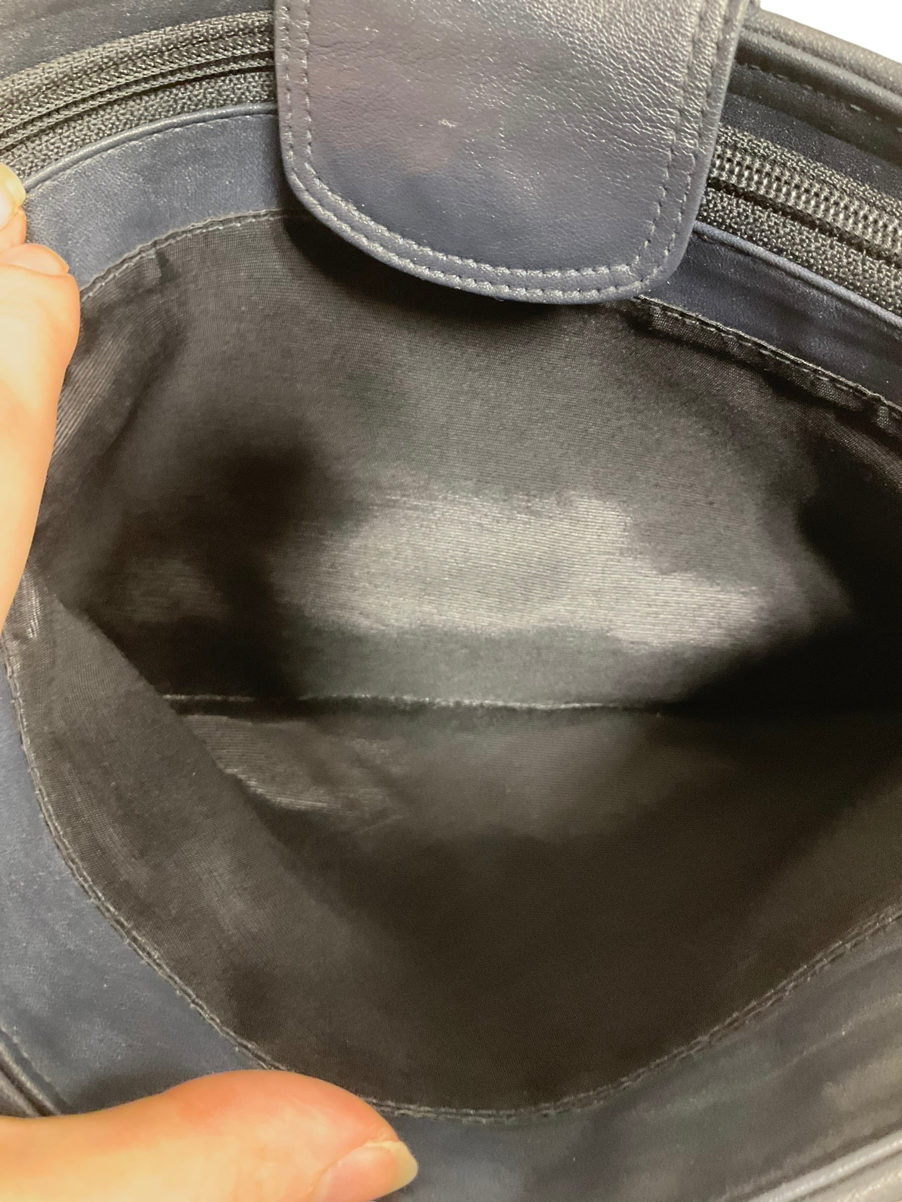 Crossbody By Clothes Mentor. Size: Medium