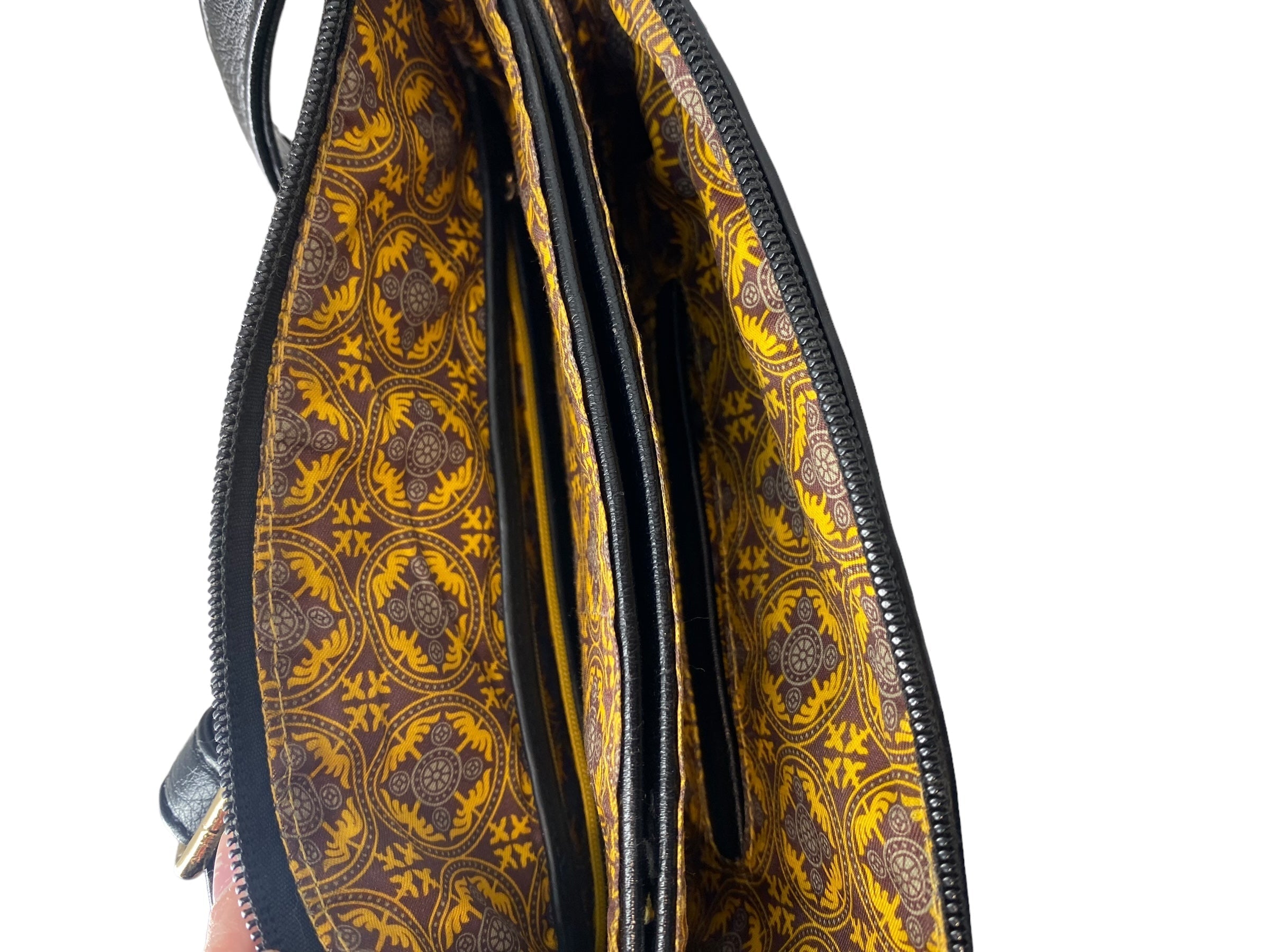 Crossbody Clothes Mentor. Size Medium