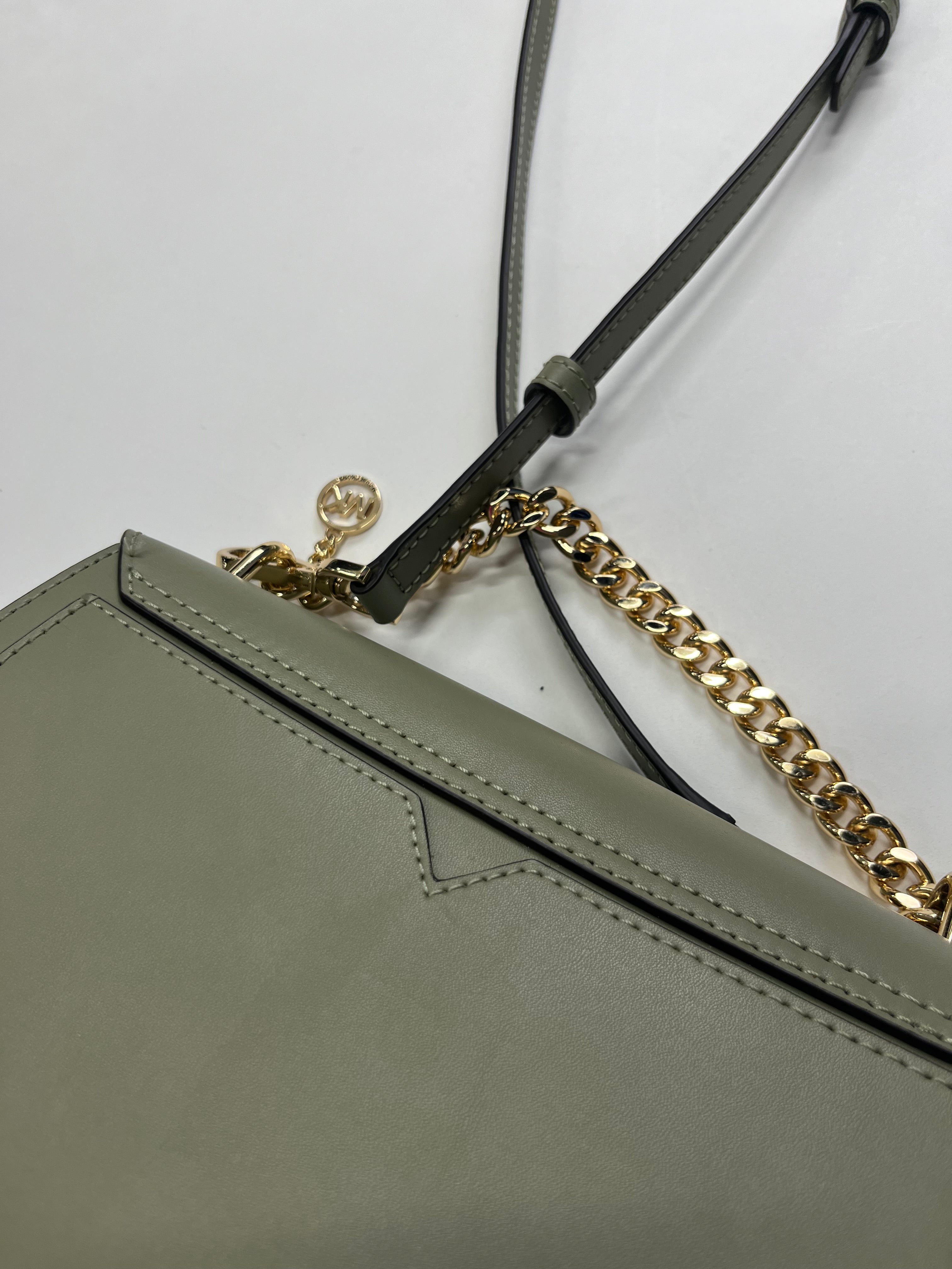Mint Handbag Designer Michael Kors. Size Medium