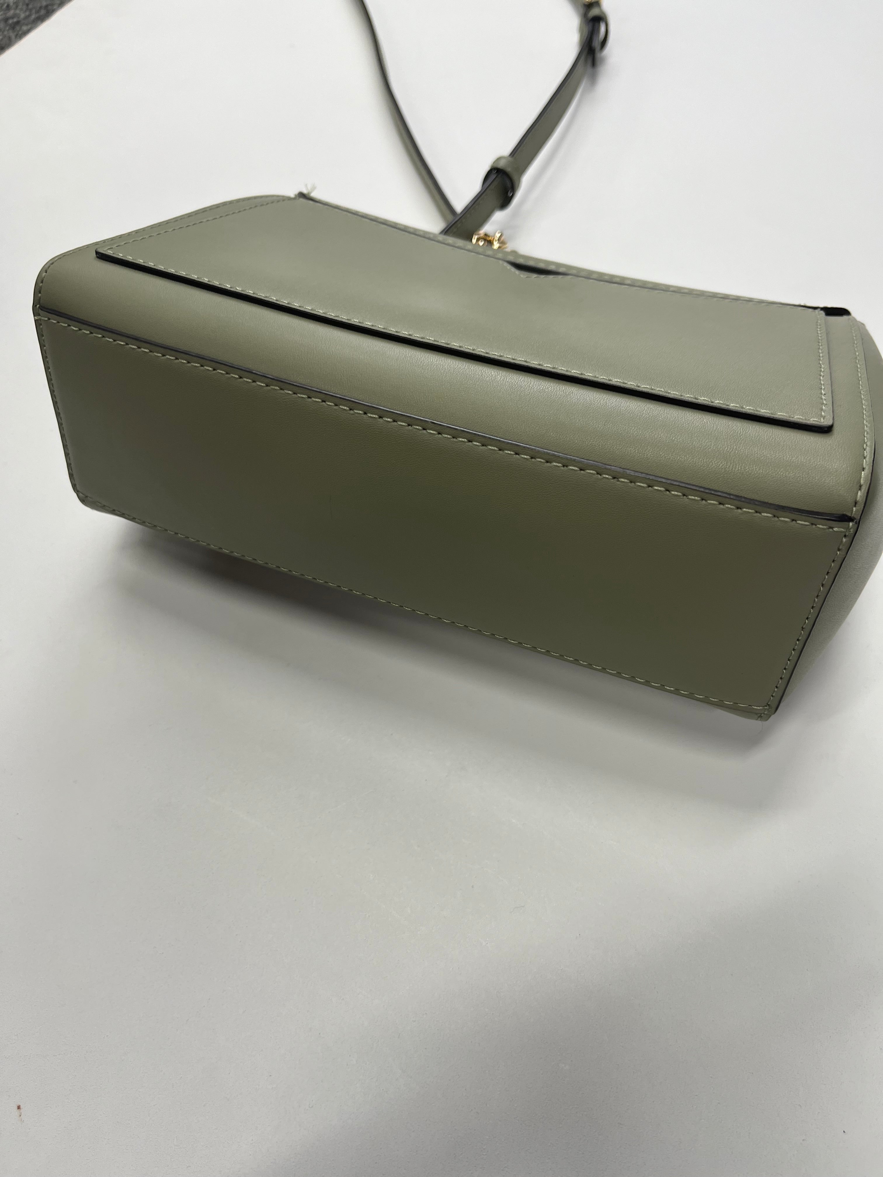 Mint Handbag Designer Michael Kors. Size Medium