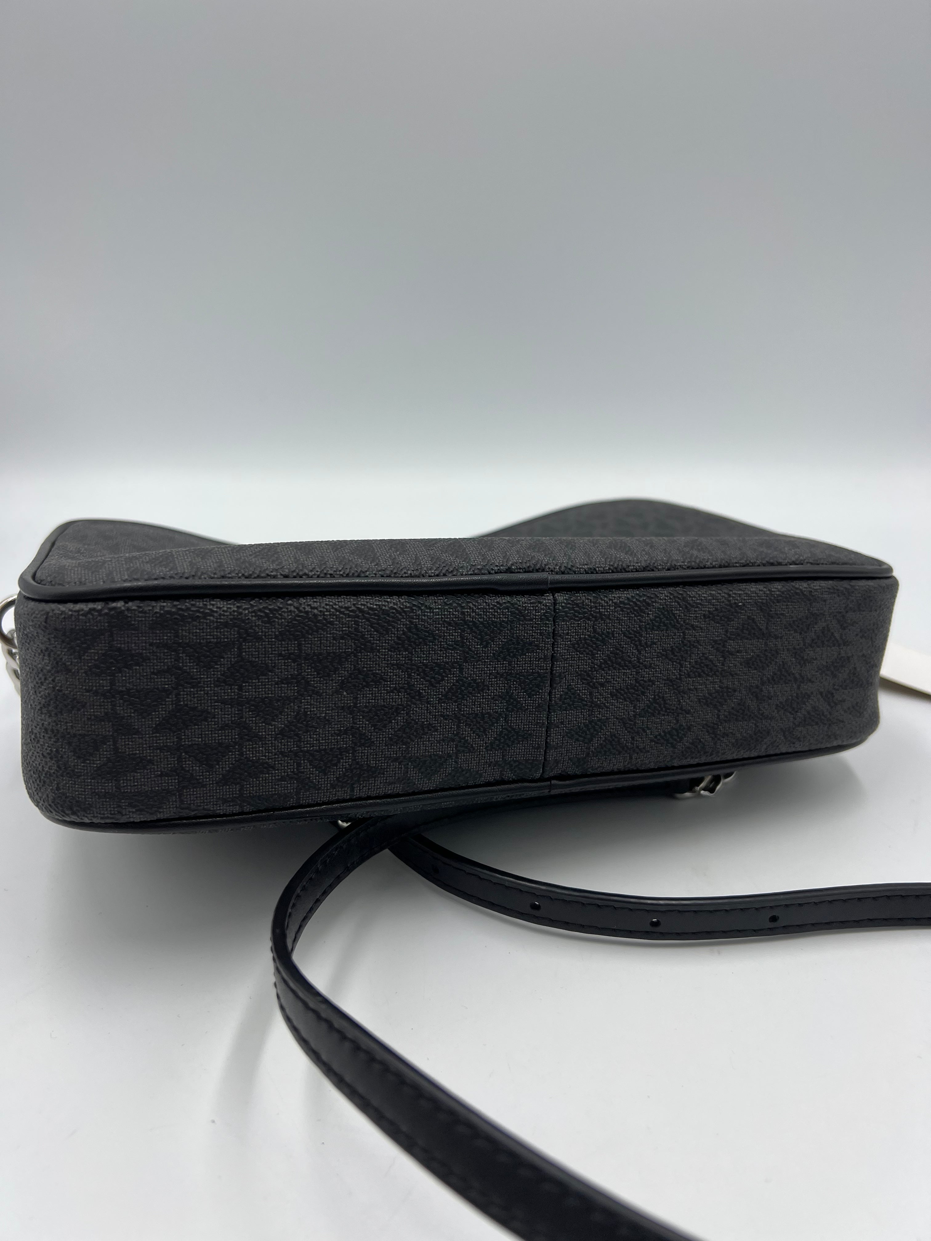 Crossbody Designer Michael Kors. Size Medium