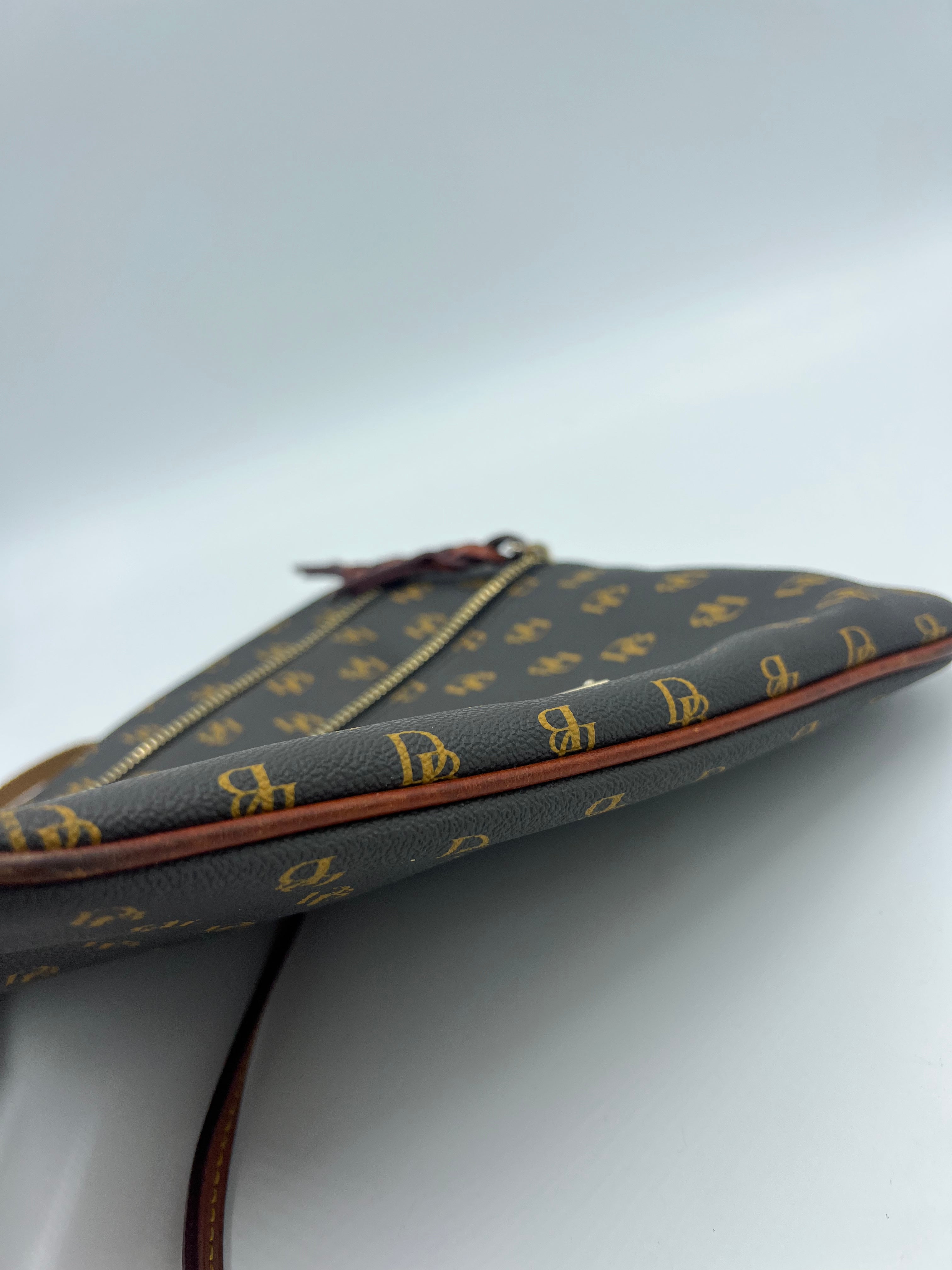 Crossbody Designer Dooney And Bourke. Size Medium