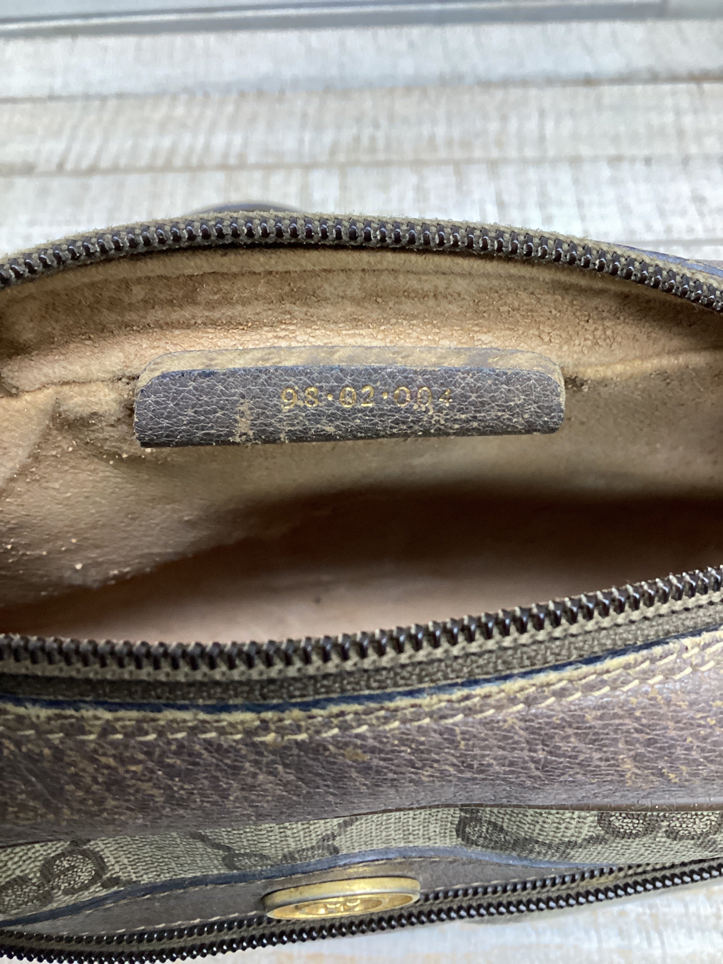 Crossbody Luxury Designer By Gucci. Size: Small
