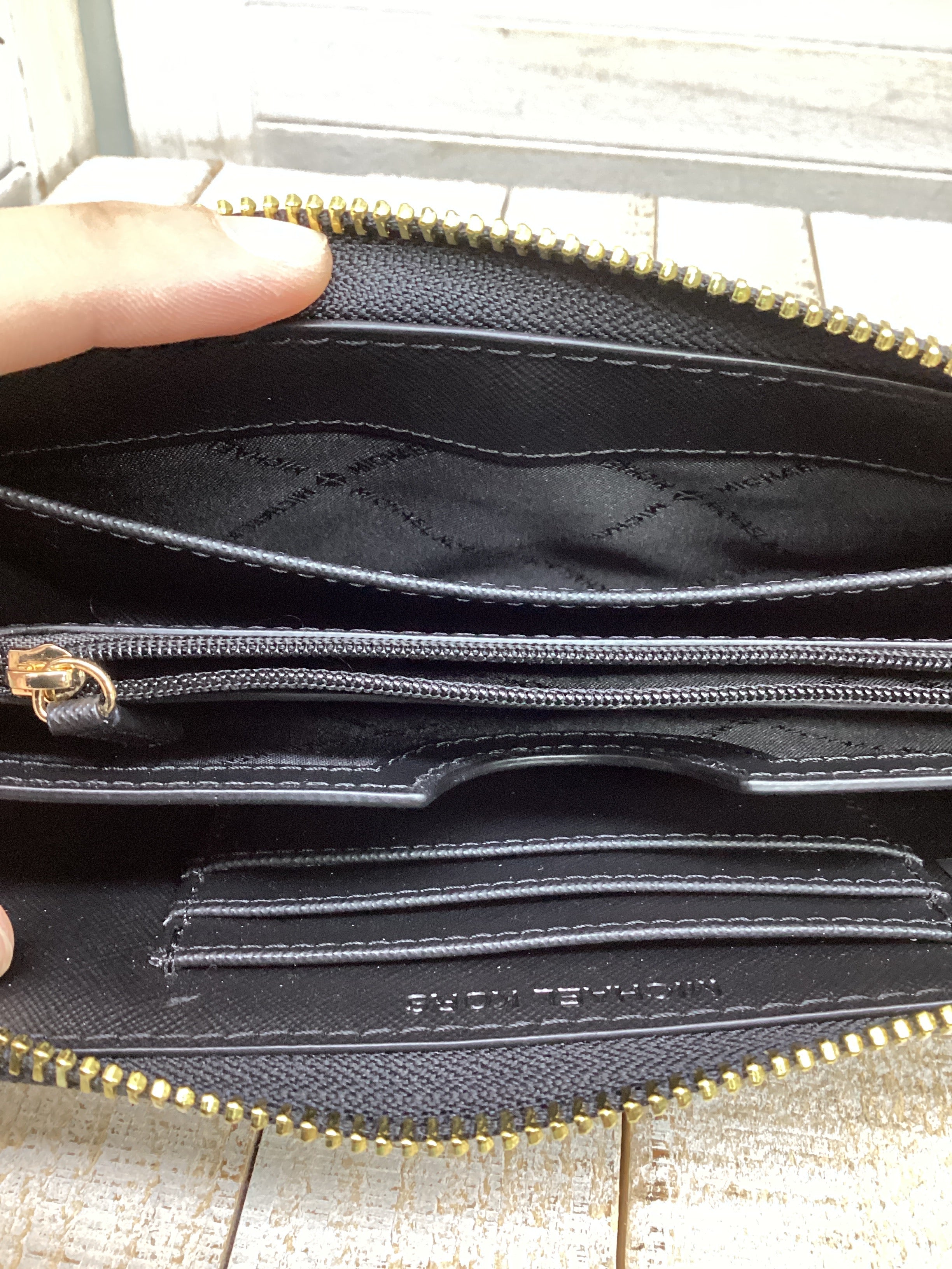 Wallet Designer By Michael Kors. Size: Medium