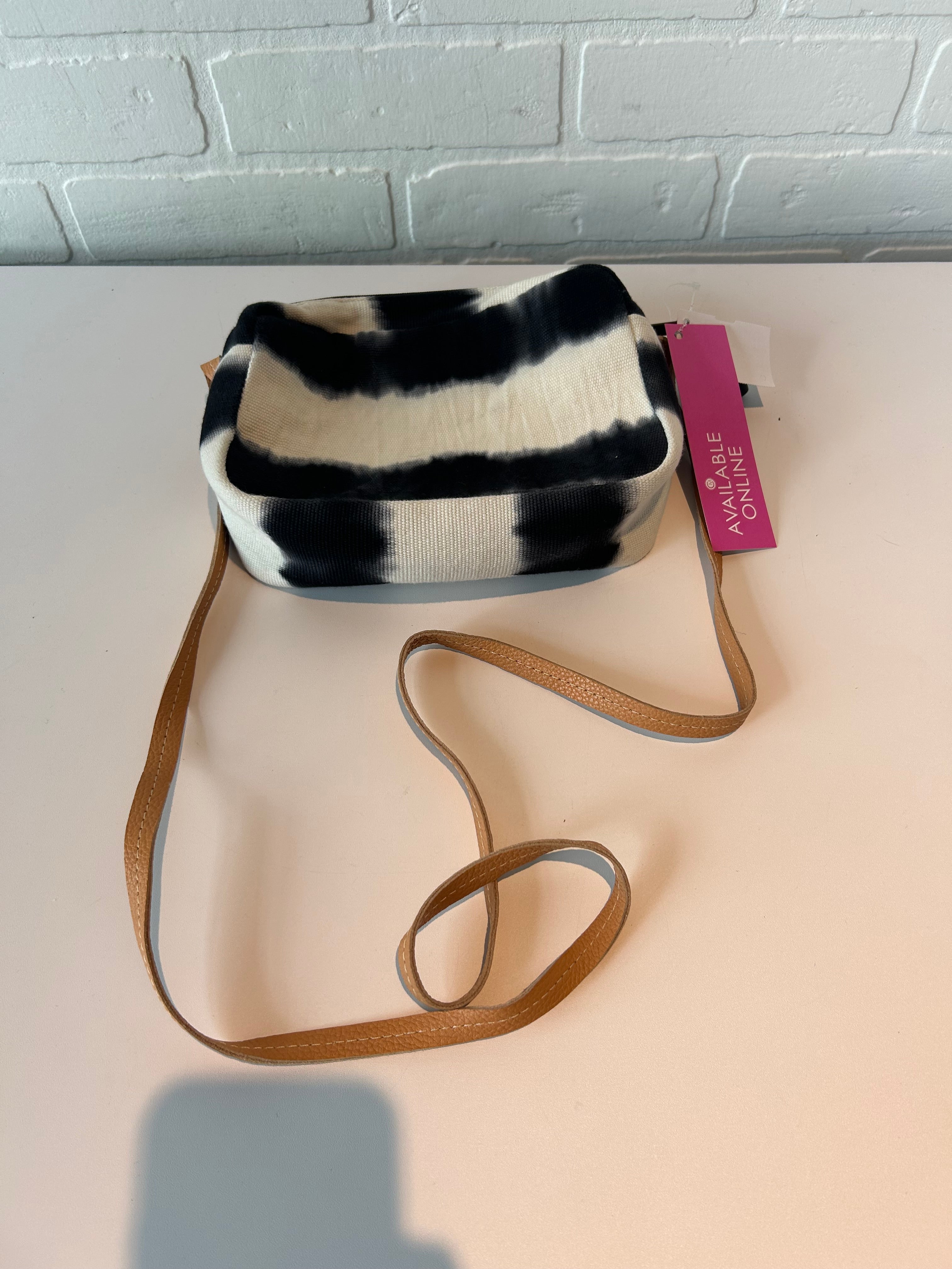 Crossbody By Clothes Mentor. Size: Medium