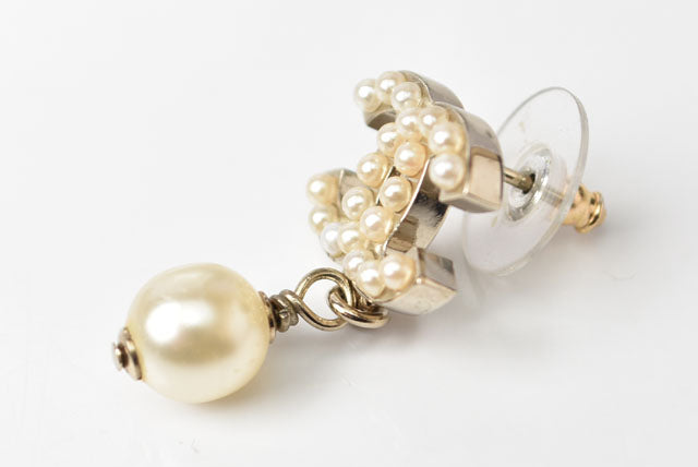 Top Quality Chanel CC Motif Swing Pearl Earrings Gold/White