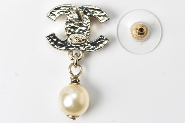Top Quality Chanel CC Motif Swing Pearl Earrings Gold/White