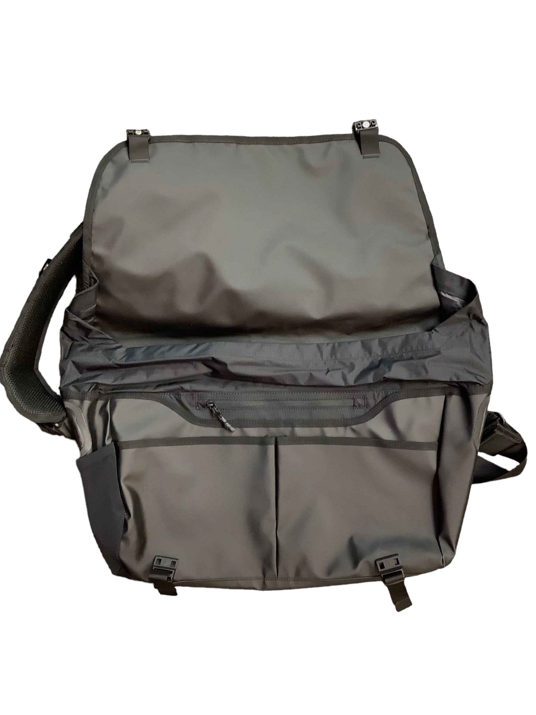 Duffle And Weekender Designer By Cma. Size: Large