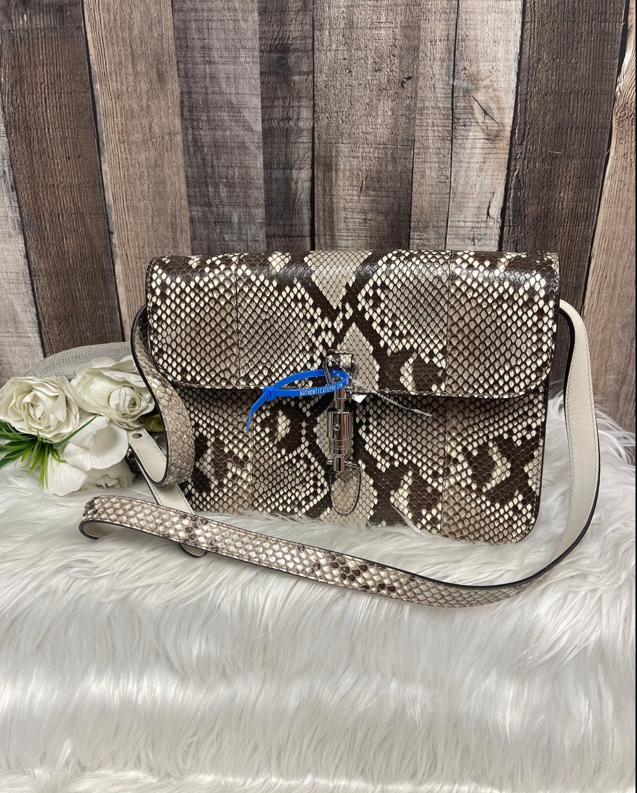 Crossbody Luxury Designer Gucci. Size Medium
