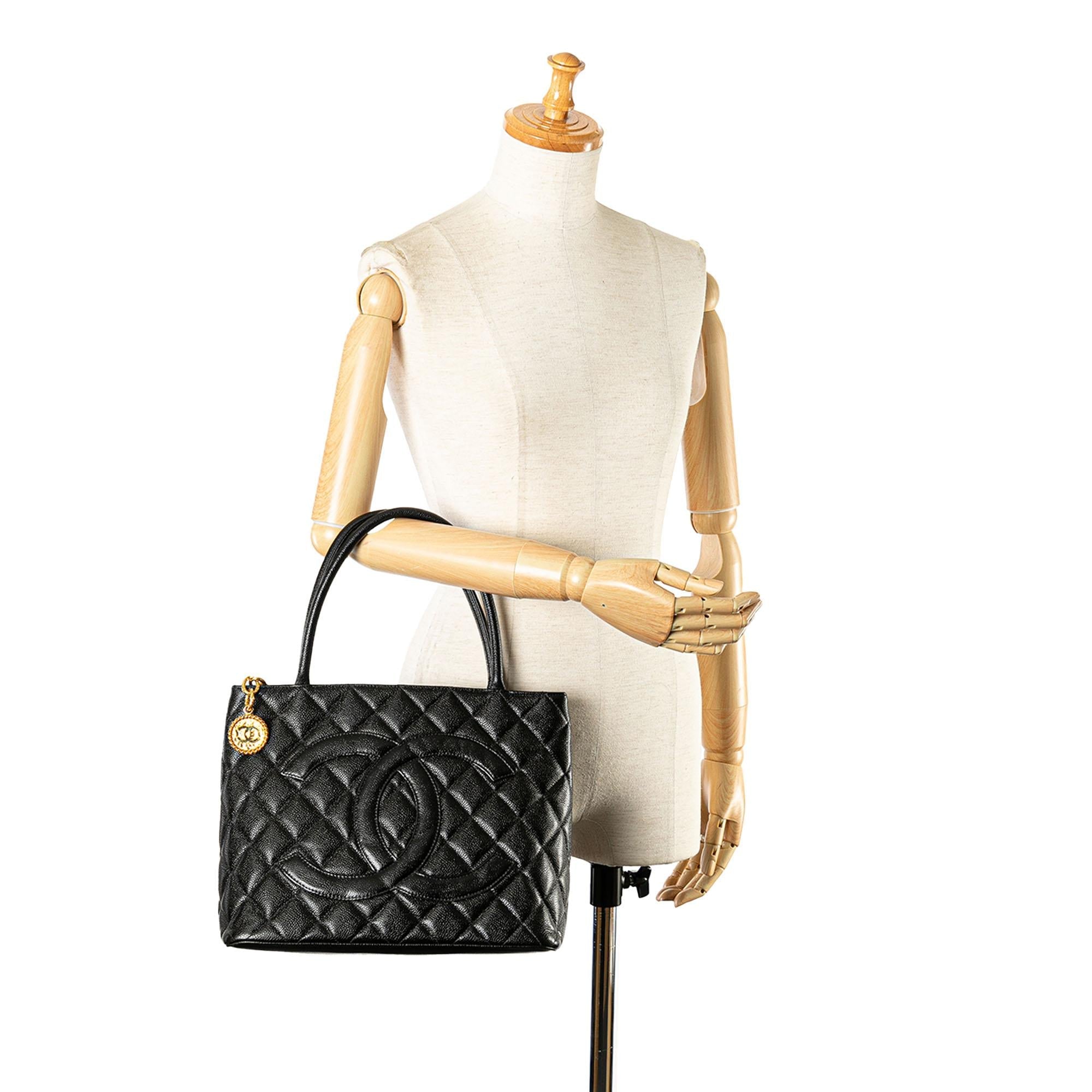Top Quality Chanel Caviar Medallion Tote (SHG-y2ND77)
