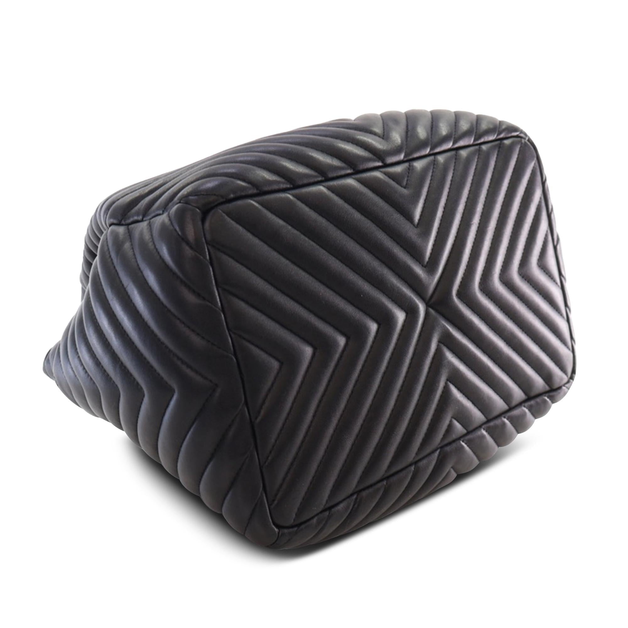Top Quality Chanel Chevron Calfskin Urban Spirit Bucket Bag (SHG-1h2tvq)