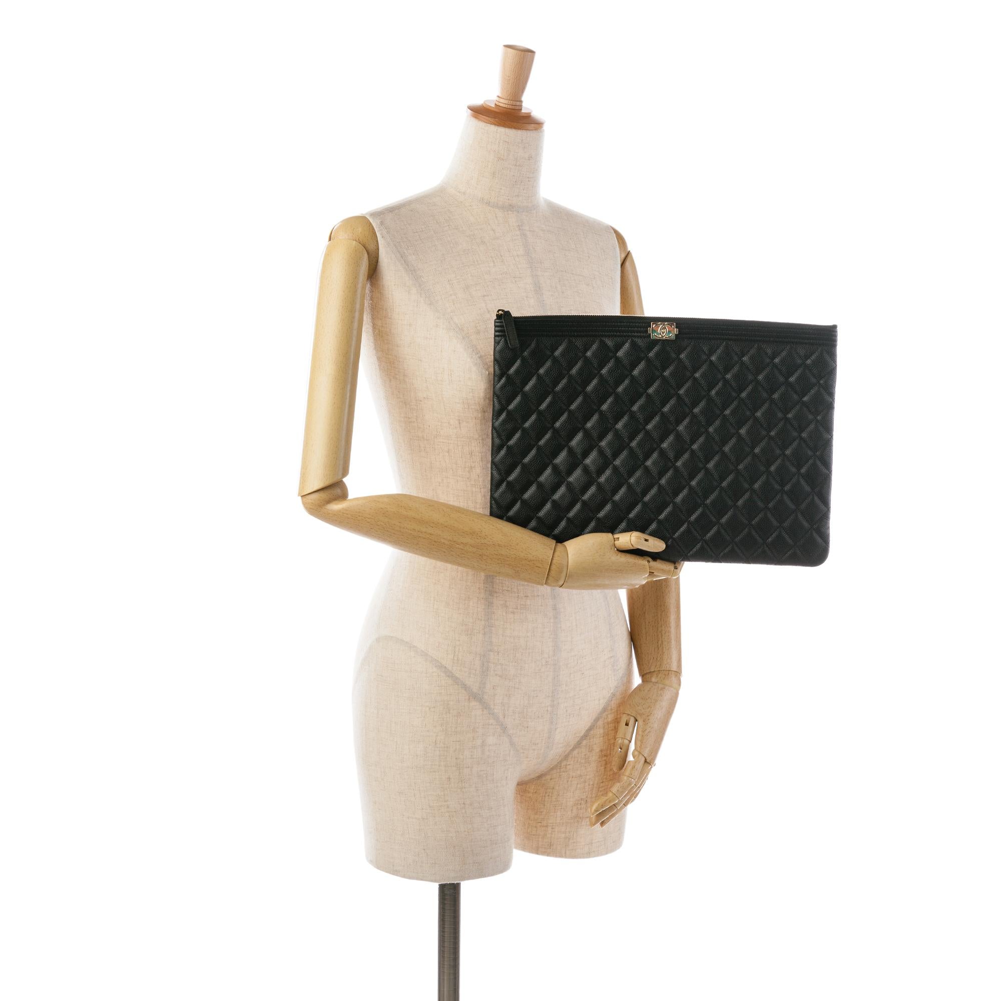Top Quality Chanel Large Quilted Caviar Boy O Case Clutch (SHG-AMsEwy)