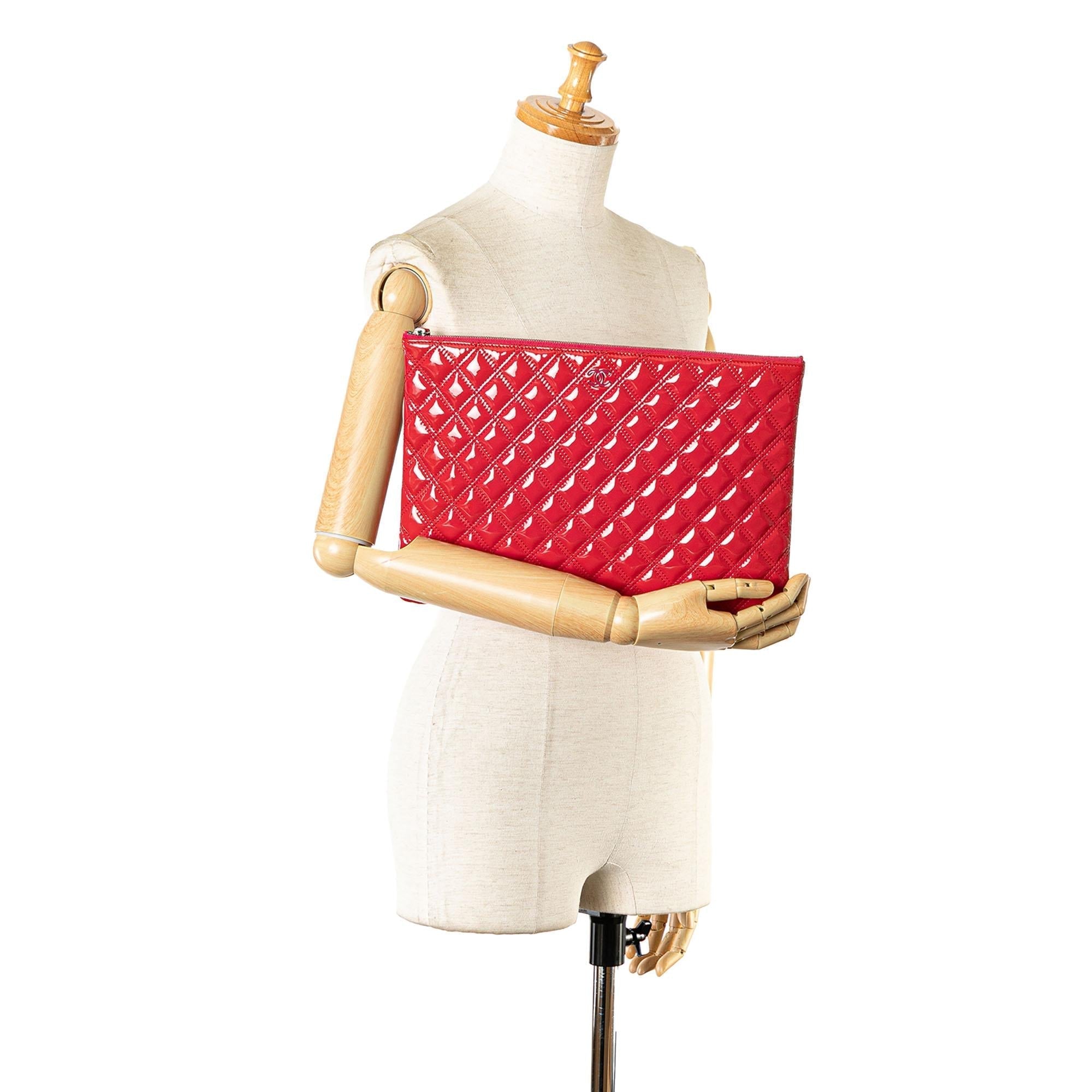 Top Quality Chanel Large Quilted Patent Leather O Case Clutch (SHG-5Pt1t3)