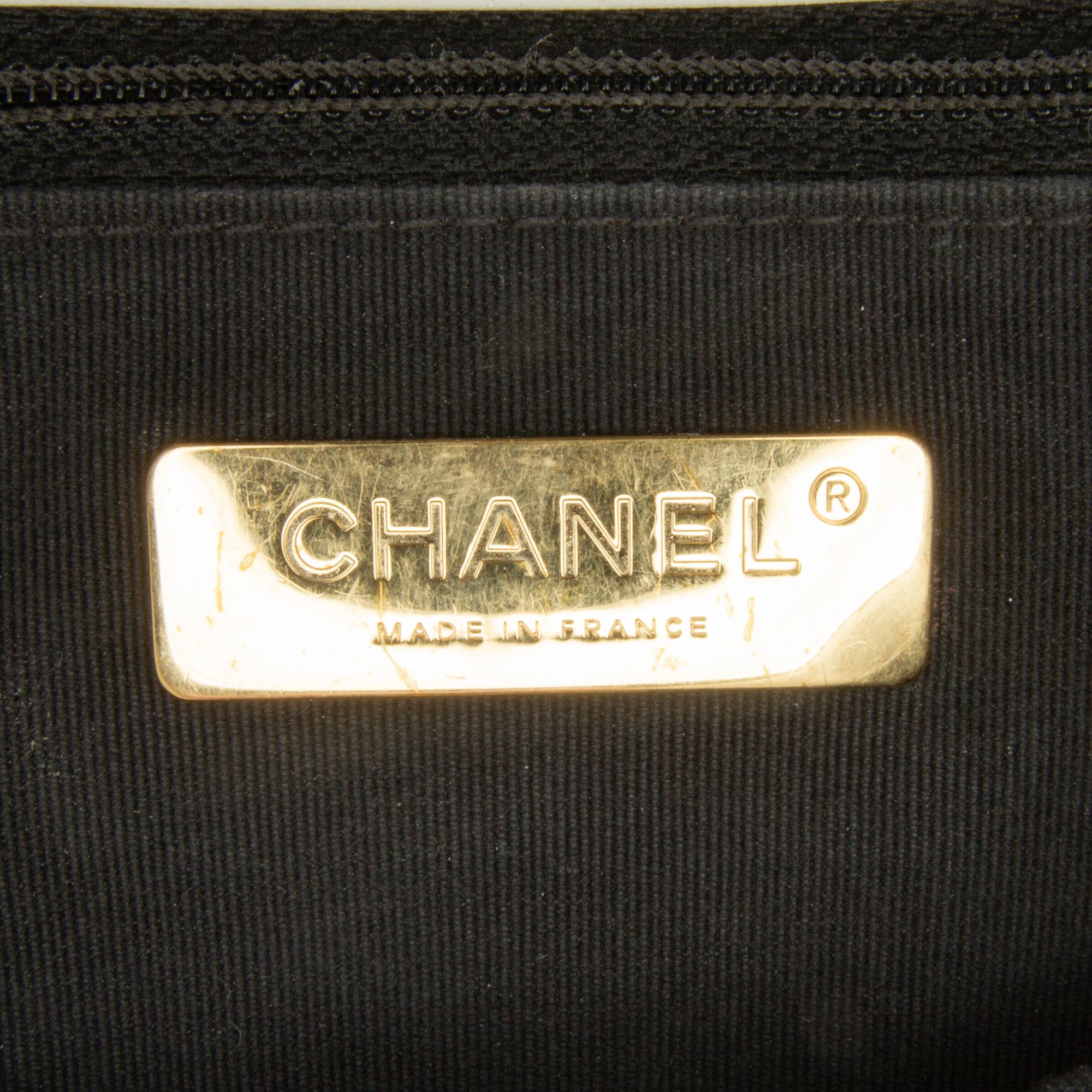 Top Quality Chanel Medium Lambskin 19 Flap (SHG-aeKGRk)