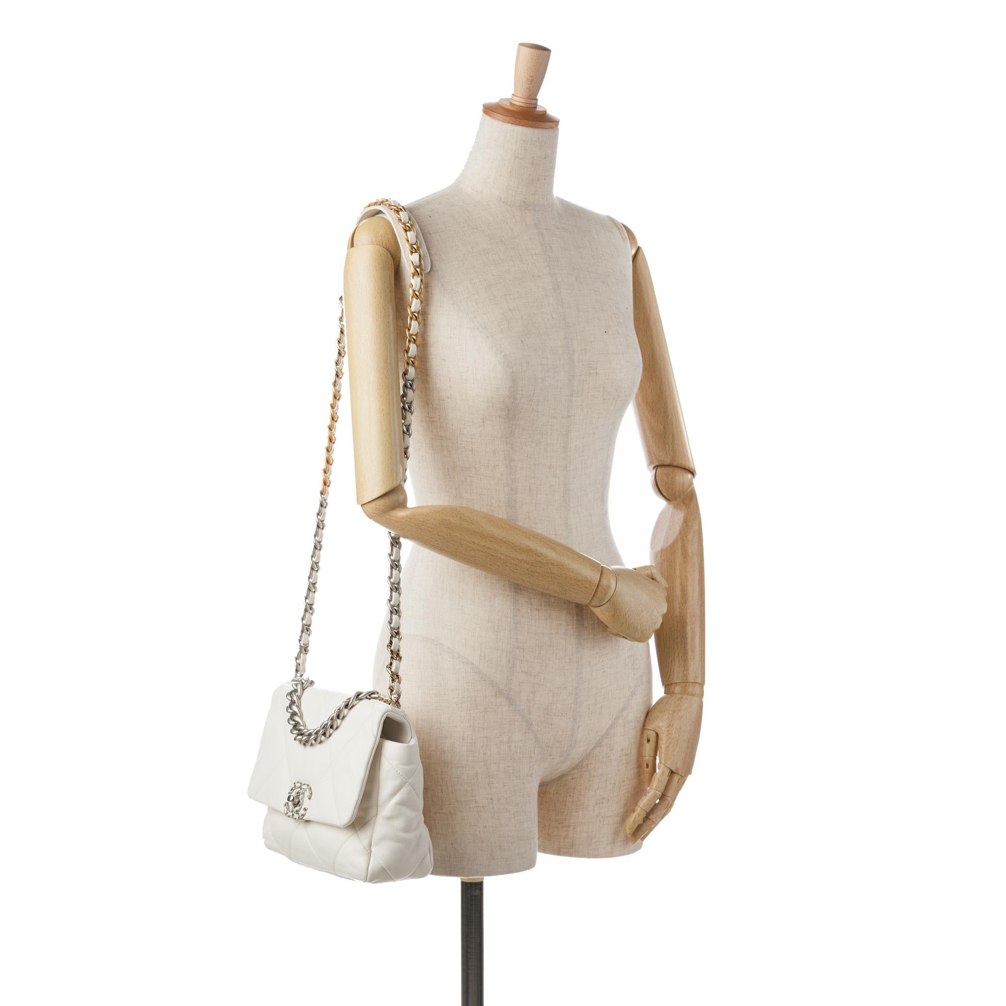 Top Quality Chanel Medium Lambskin 19 Flap (SHG-aeKGRk)