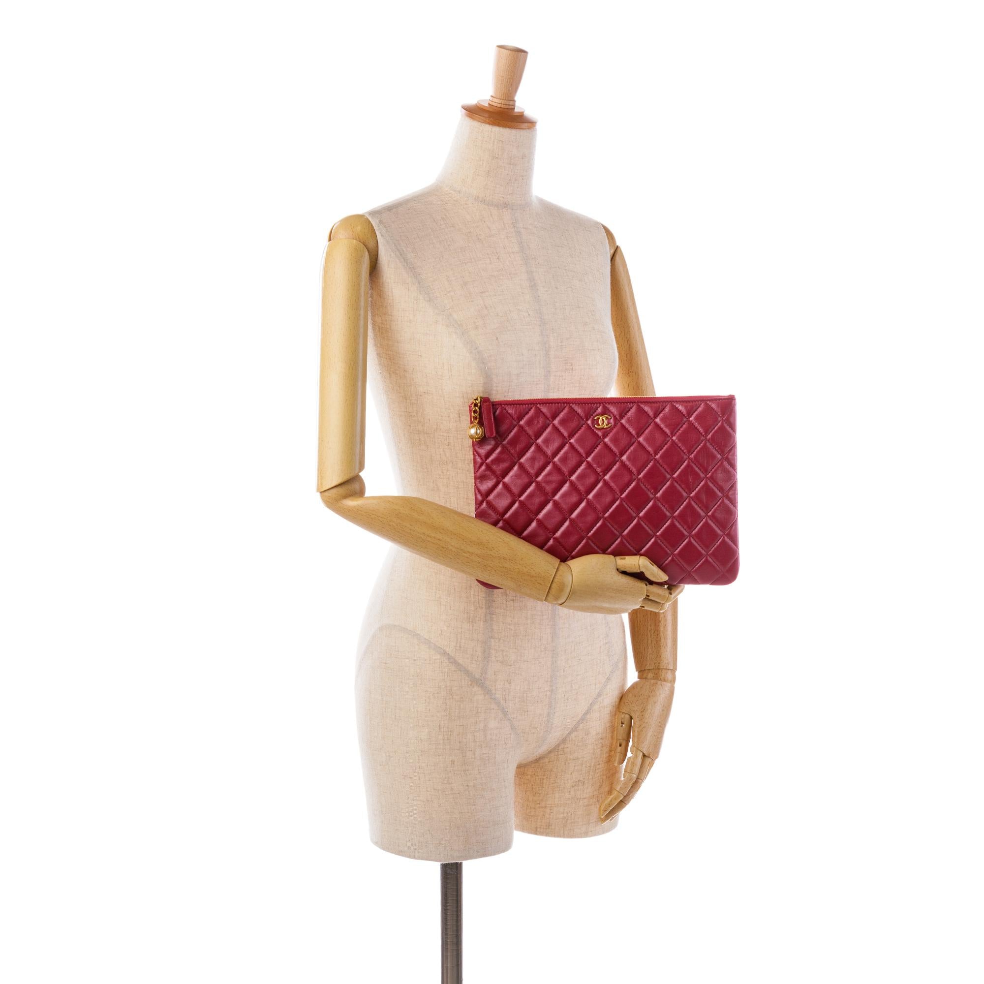 Top Quality Chanel Medium Quilted Lambskin O Case Clutch (SHG-wDy0Mj)