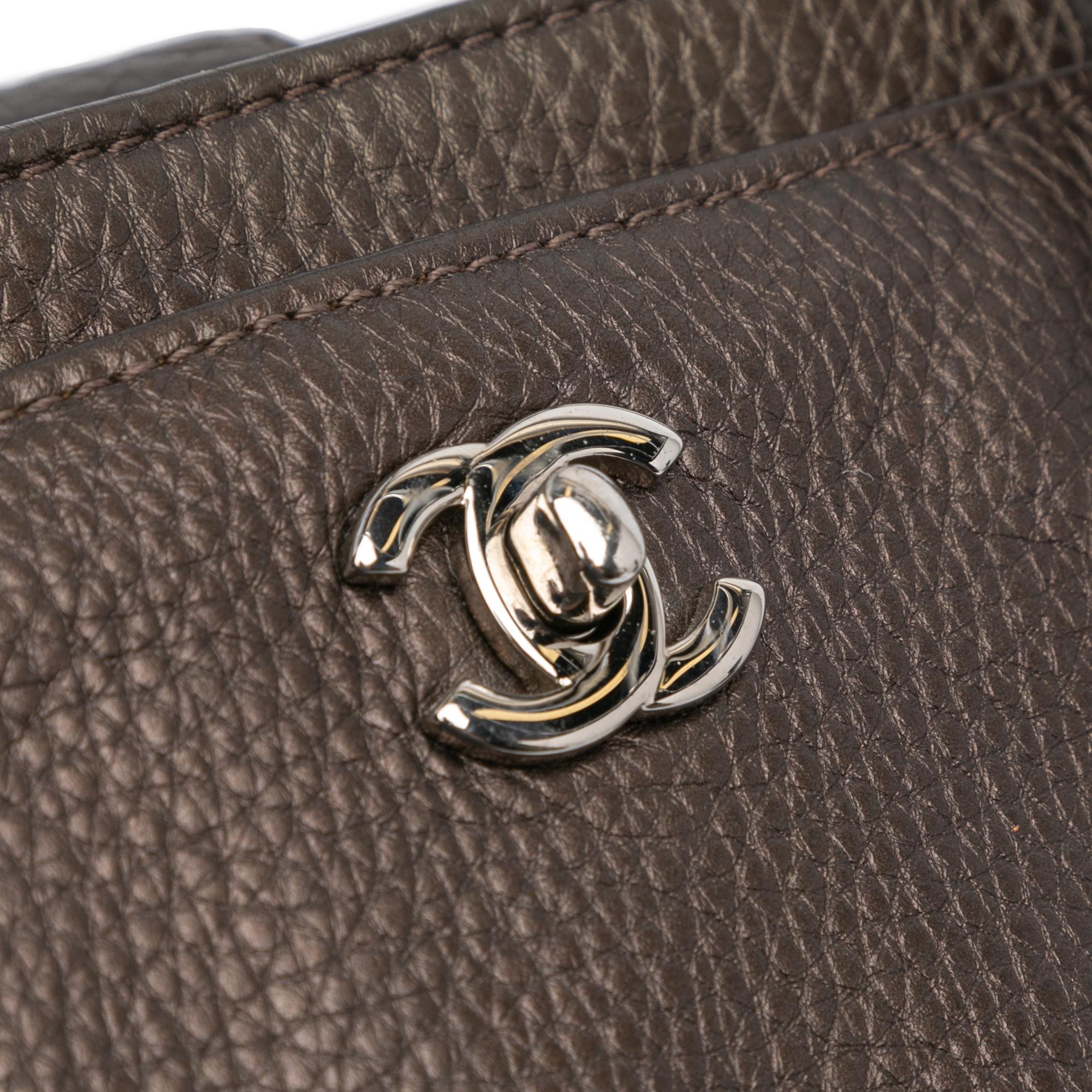 Top Quality Chanel Small Metallic Calfskin Executive Cerf Tote (SHG-DqfQFt)