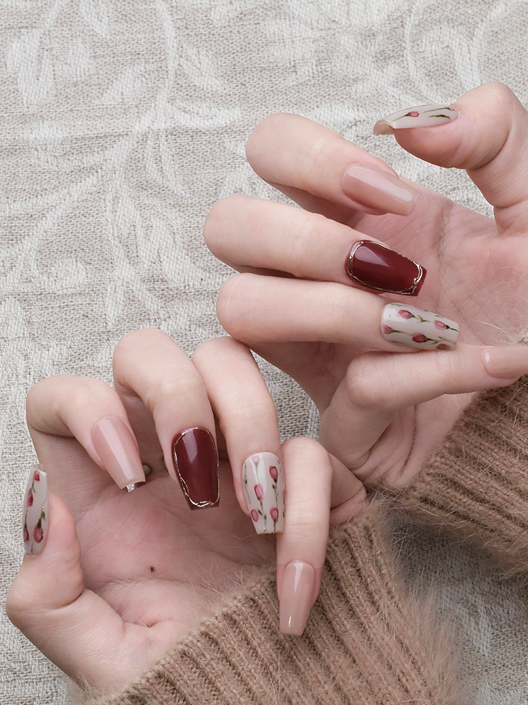 Nail Art,Nail Designs,Manicure Ideas,Nail Art Trends,Press-on nails,Removable nails,Fake nails,Almond-shaped nails