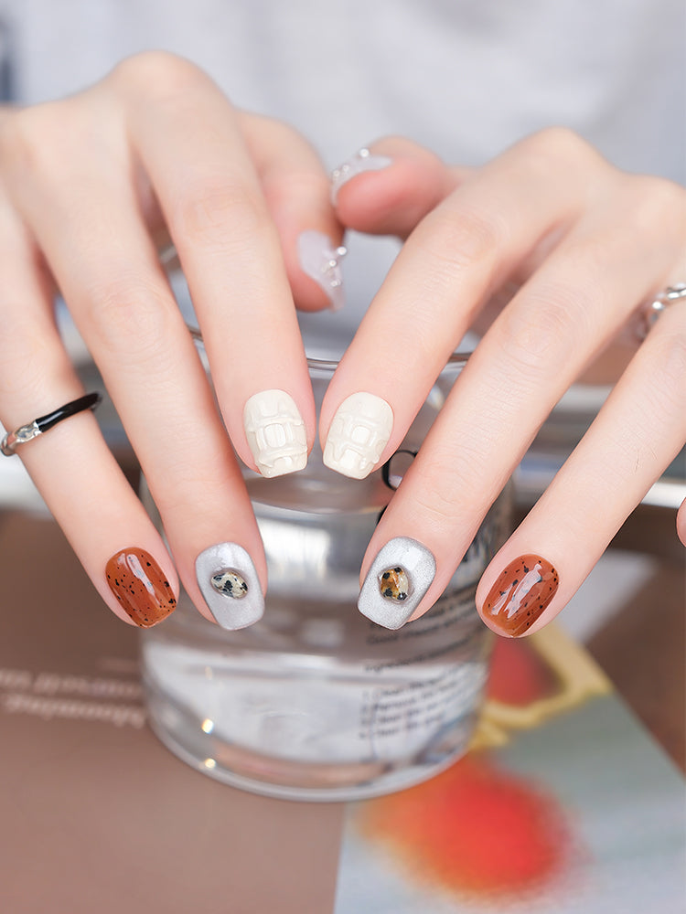 Nail Art,Nail Designs,Manicure Ideas,Nail Art Trends,Oval-shaped nails,Press-on nails,Removable nails,Fake nails