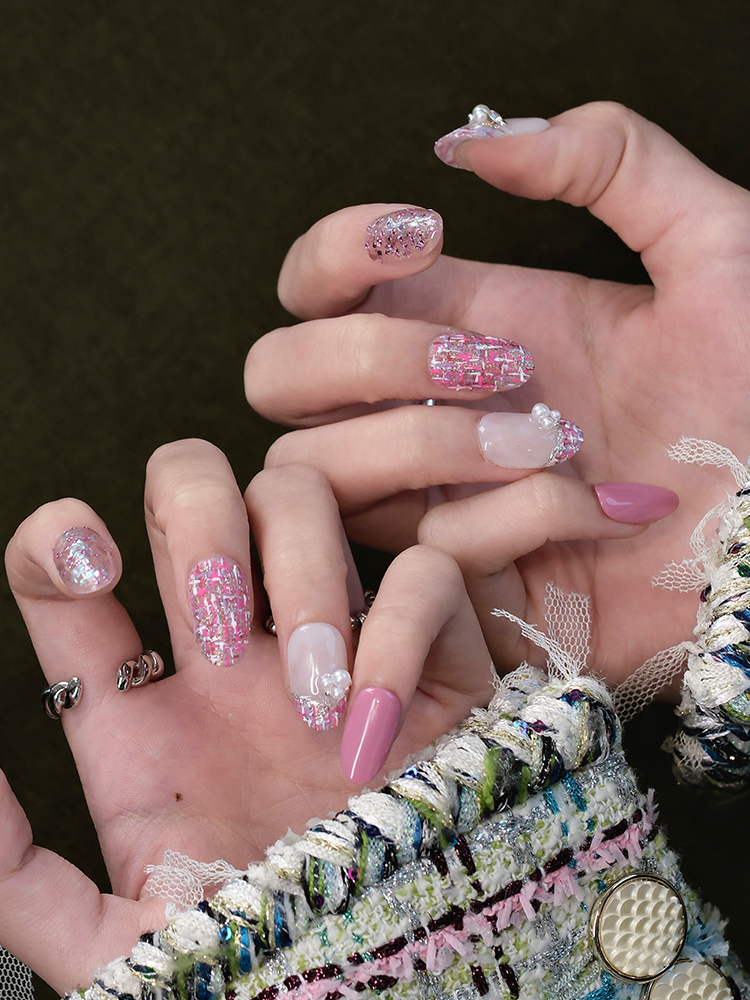Nail Art,Nail Designs,Manicure Ideas,Nail Art Trends,Press-on nails,Removable nails,Fake nails,Almond-shaped nails