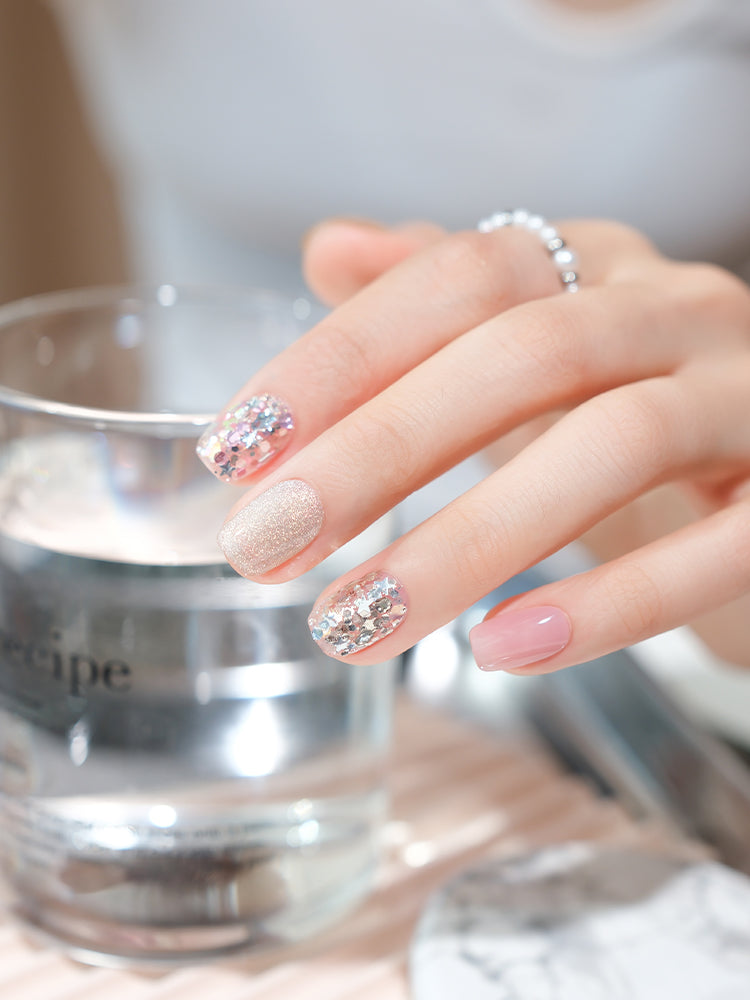 Nail Art,Nail Designs,Manicure Ideas,Nail Art Trends,Oval-shaped nails,Press-on nails,Removable nails,Fake nails
