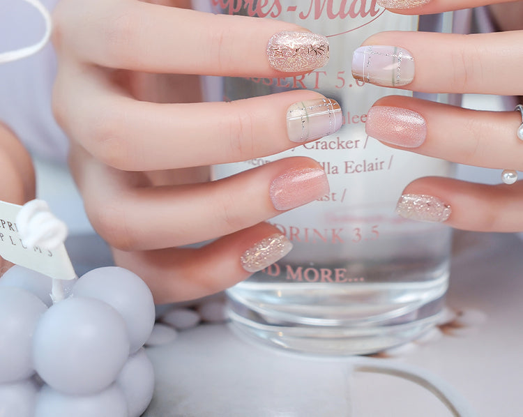 Nail Art,Nail Designs,Manicure Ideas,Nail Art Trends,Oval-shaped nails,Press-on nails,Removable nails,Fake nails