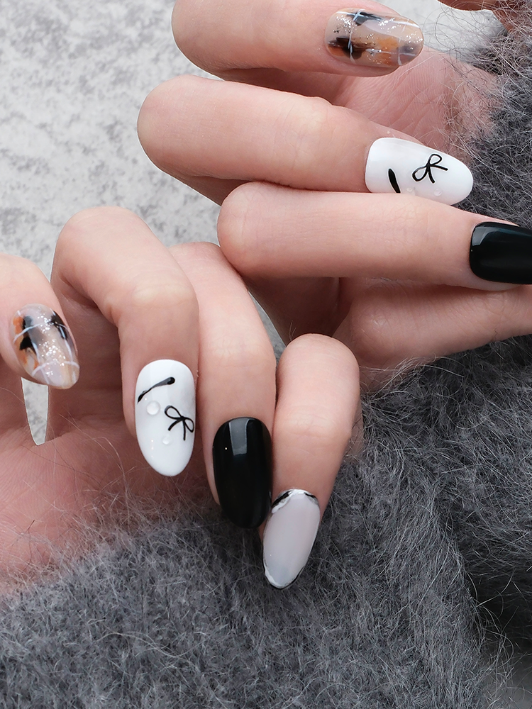 Oval-shaped nails,Nail Art,Nail Designs,Manicure Ideas,Nail Art Trends,Press-on nails,Removable nails,Fake nails