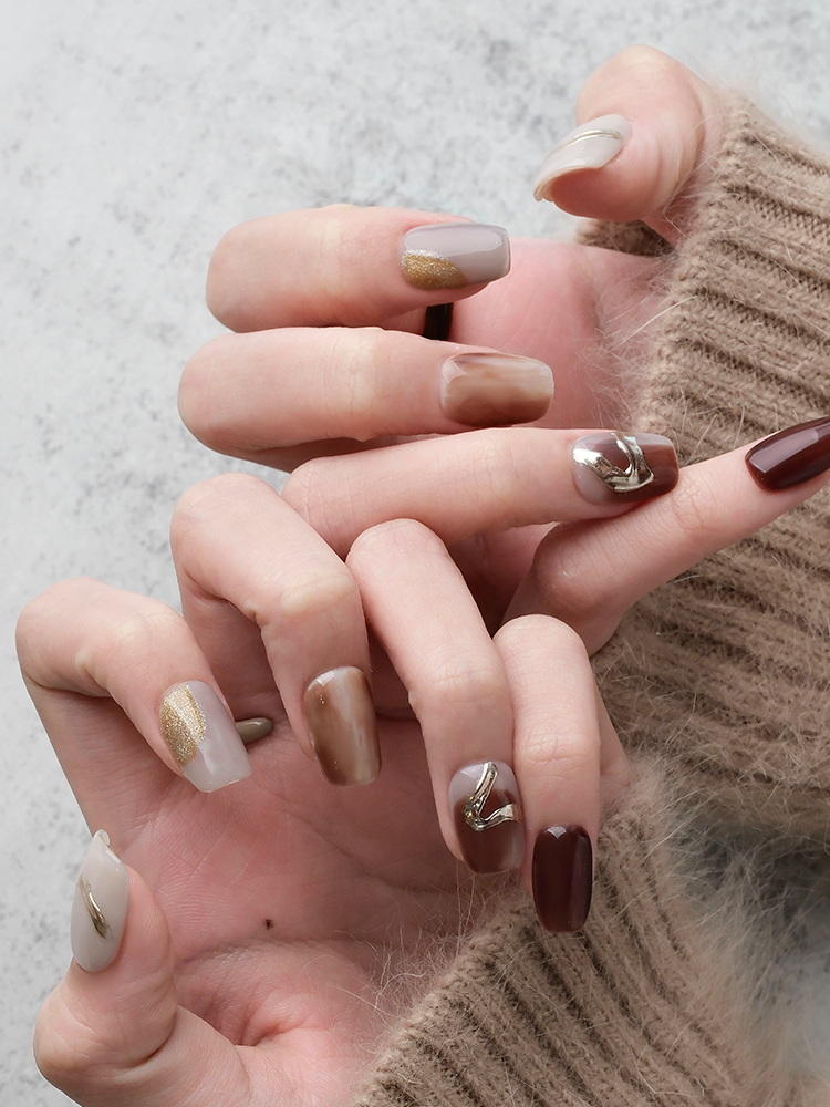 Nail Art,Nail Designs,Manicure Ideas,Nail Art Trends,Oval-shaped nails,Press-on nails,Removable nails,Fake nails