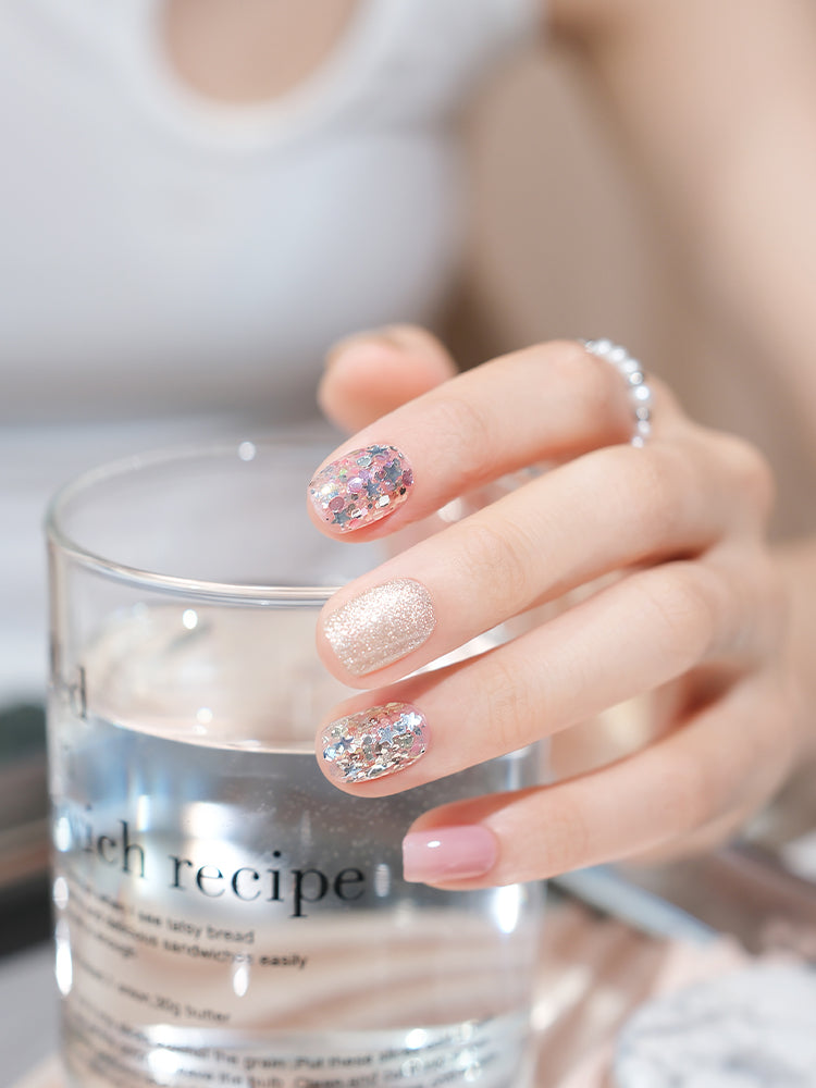 Nail Art,Nail Designs,Manicure Ideas,Nail Art Trends,Oval-shaped nails,Press-on nails,Removable nails,Fake nails
