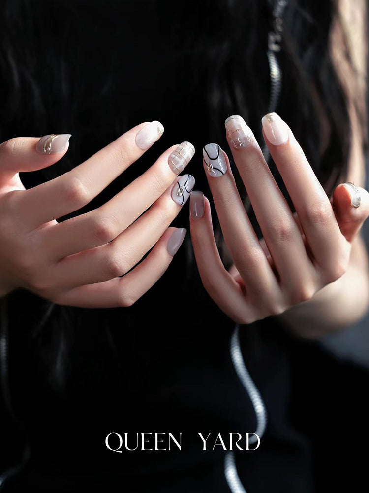 Nail Art,Nail Designs,Manicure Ideas,Nail Art Trends,Oval-shaped nails,Press-on nails,Removable nails,Fake nails