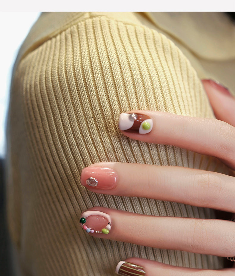 Nail Art,Nail Designs,Manicure Ideas,Nail Art Trends,Oval-shaped nails,Press-on nails,Removable nails,Fake nails