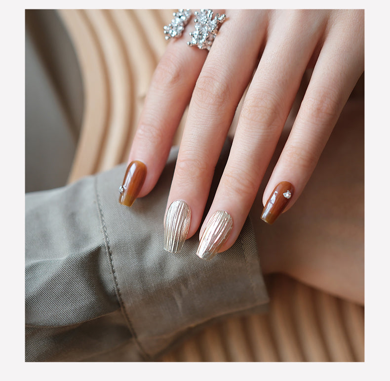Nail Art,Nail Designs,Manicure Ideas,Nail Art Trends,Oval-shaped nails,Press-on nails,Removable nails,Fake nails
