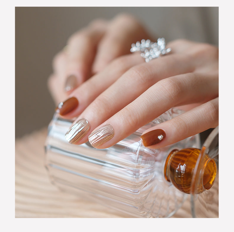 Nail Art,Nail Designs,Manicure Ideas,Nail Art Trends,Oval-shaped nails,Press-on nails,Removable nails,Fake nails