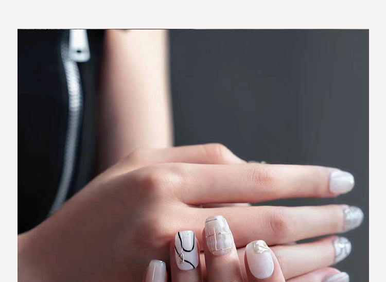 Nail Art,Nail Designs,Manicure Ideas,Nail Art Trends,Oval-shaped nails,Press-on nails,Removable nails,Fake nails