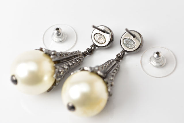 Top Quality Chanel Pearl Motif Earrings Gunmetal