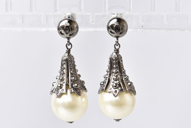 Top Quality Chanel Pearl Motif Earrings Gunmetal