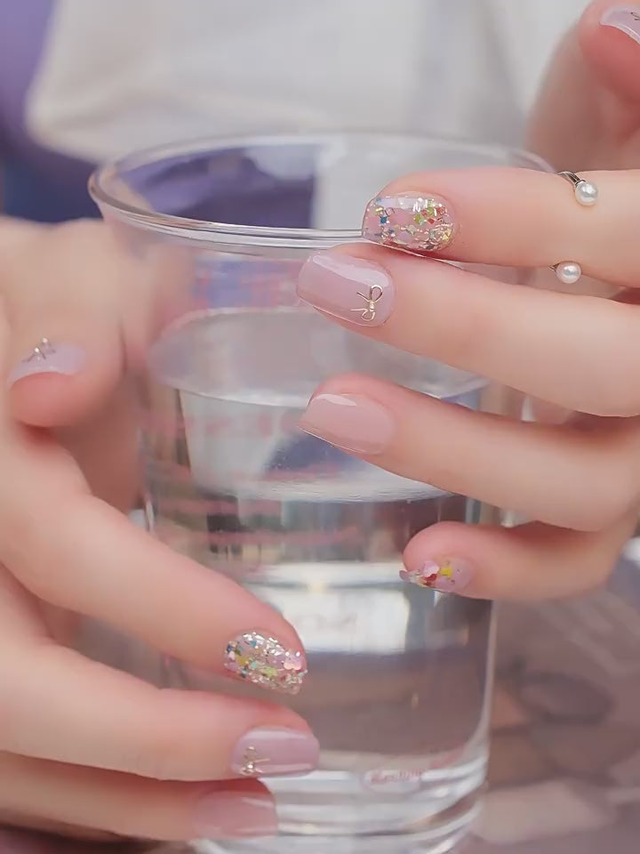 Nail Art,Nail Designs,Manicure Ideas,Nail Art Trends,Oval-shaped nails,Press-on nails,Removable nails,Fake nails