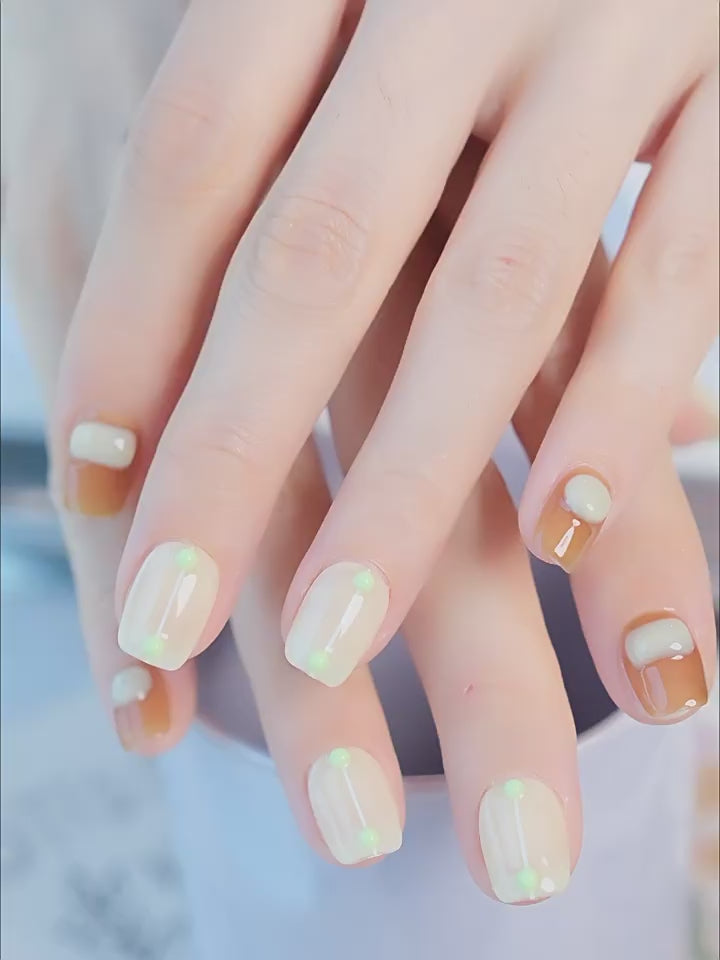 Nail Art,Nail Designs,Manicure Ideas,Nail Art Trends,Oval-shaped nails,Press-on nails,Removable nails,Fake nails
