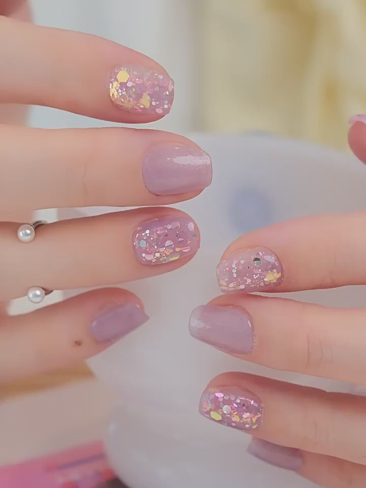 Nail Art,Nail Designs,Manicure Ideas,Nail Art Trends,Oval-shaped nails,Press-on nails,Removable nails,Fake nails