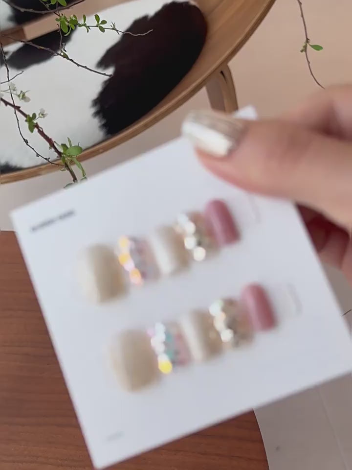 Nail Art,Nail Designs,Manicure Ideas,Nail Art Trends,Oval-shaped nails,Press-on nails,Removable nails,Fake nails