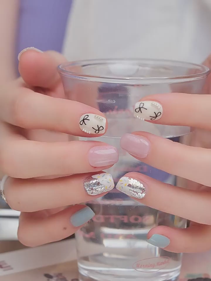 Nail Art,Nail Designs,Manicure Ideas,Nail Art Trends,Oval-shaped nails,Press-on nails,Removable nails,Fake nails
