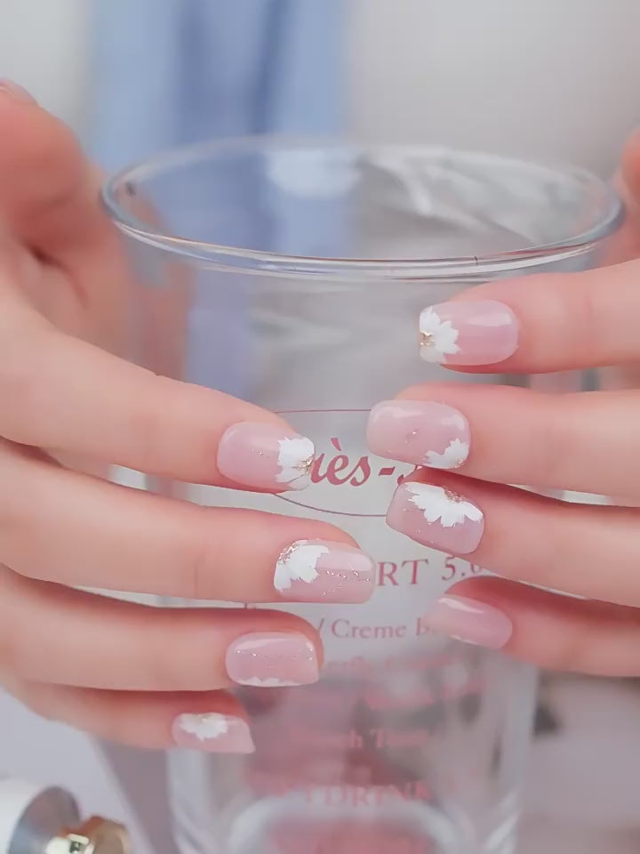 Nail Art,Nail Designs,Manicure Ideas,Nail Art Trends,Oval-shaped nails,Press-on nails,Removable nails,Fake nails