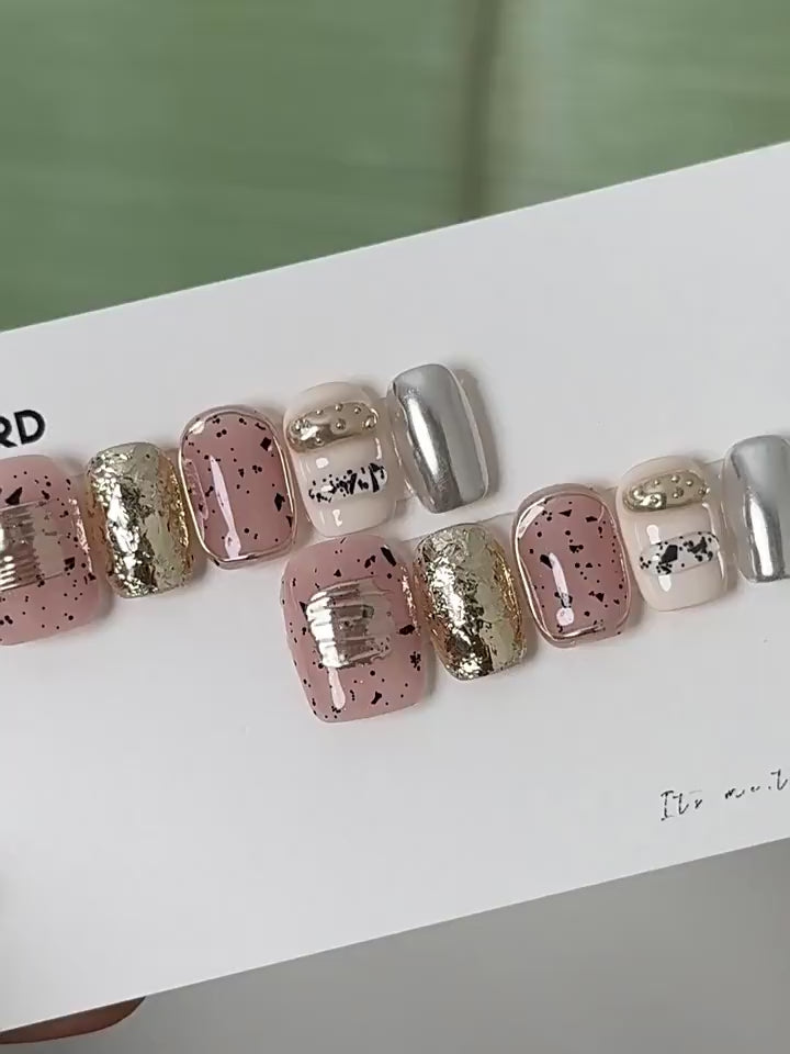 Nail Art,Nail Designs,Manicure Ideas,Nail Art Trends,Oval-shaped nails,Press-on nails,Removable nails,Fake nails