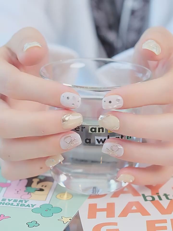 Nail Art,Nail Designs,Manicure Ideas,Nail Art Trends,Oval-shaped nails,Press-on nails,Removable nails,Fake nails